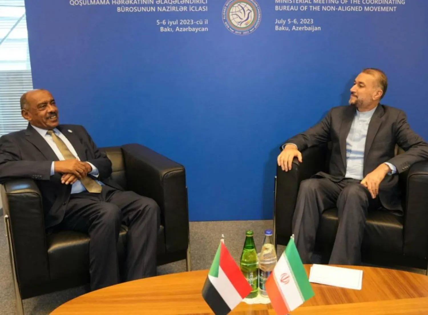 وزير الخارجية الإيراني حسين أمير عبداللهيان ونظيره السوداني علي الصادق خلال لقائهما في باكو (حساب عبداللهيان - تويتر)