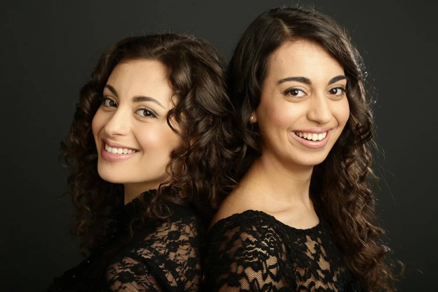 الأختان المصريتان سارة ولورا أيوب (حسابهما في «فيسبوك»)