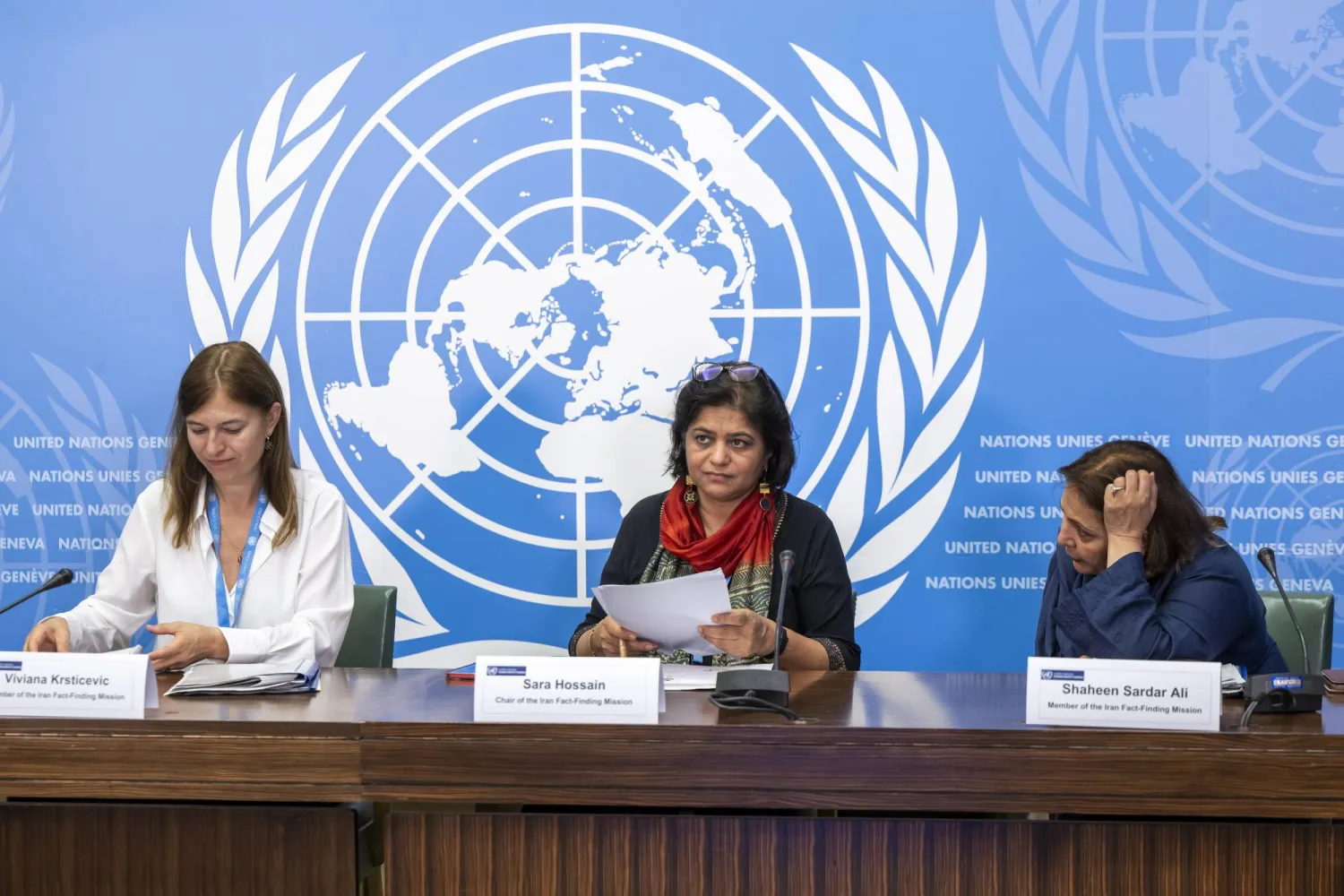 سارة حسين (وسط) متحدثة في الأمم المتحدة بجنيف الأربعاء (إ.ب.أ)