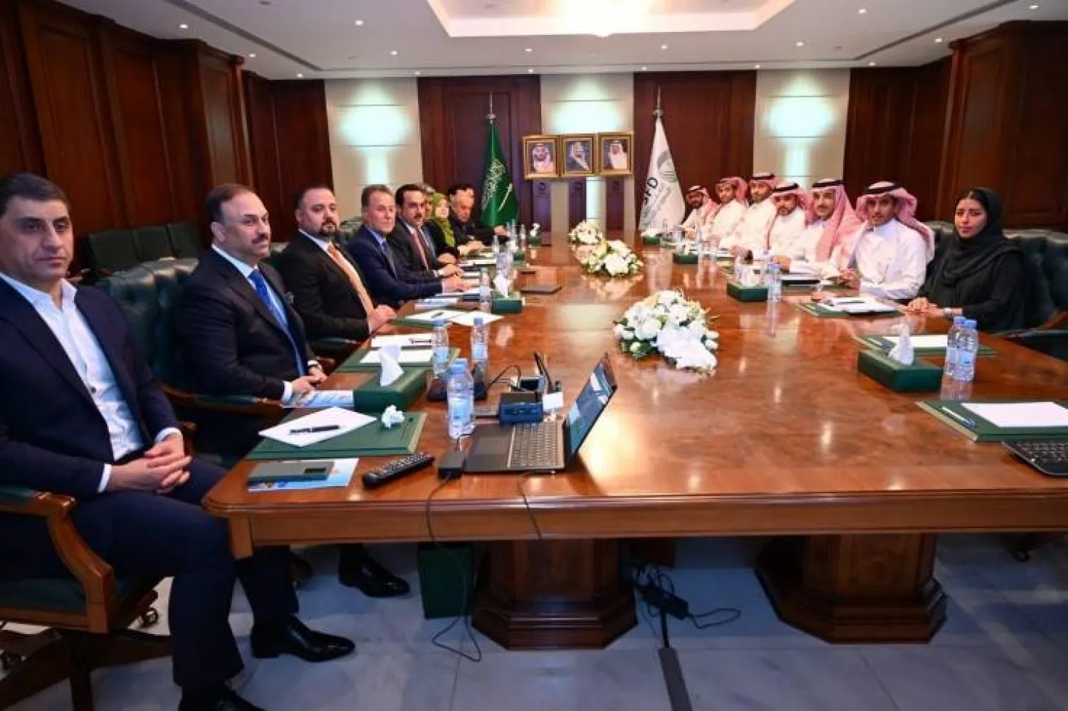 وفد أربيل خلال لقاء مع مسؤولين في «صندوق التنمية السعودي» (موقع محافظة أربيل)