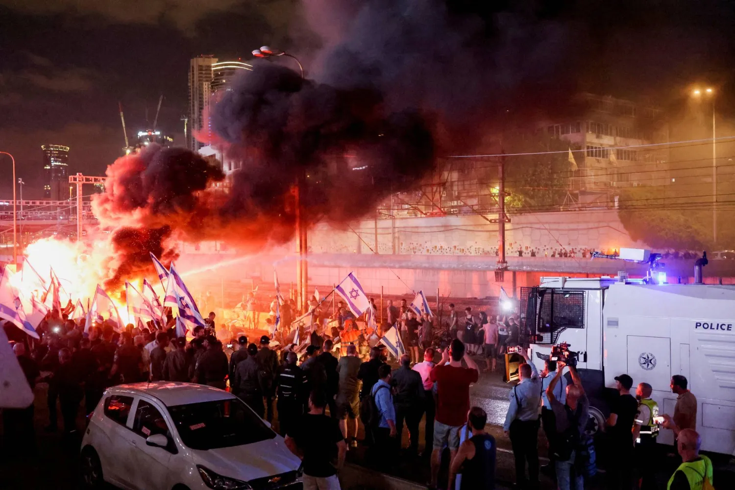 المحتجون على استهداف القضاء في مظاهرة بعد استقالة قائد شرطة تل أبيب فجر الخميس (رويترز)