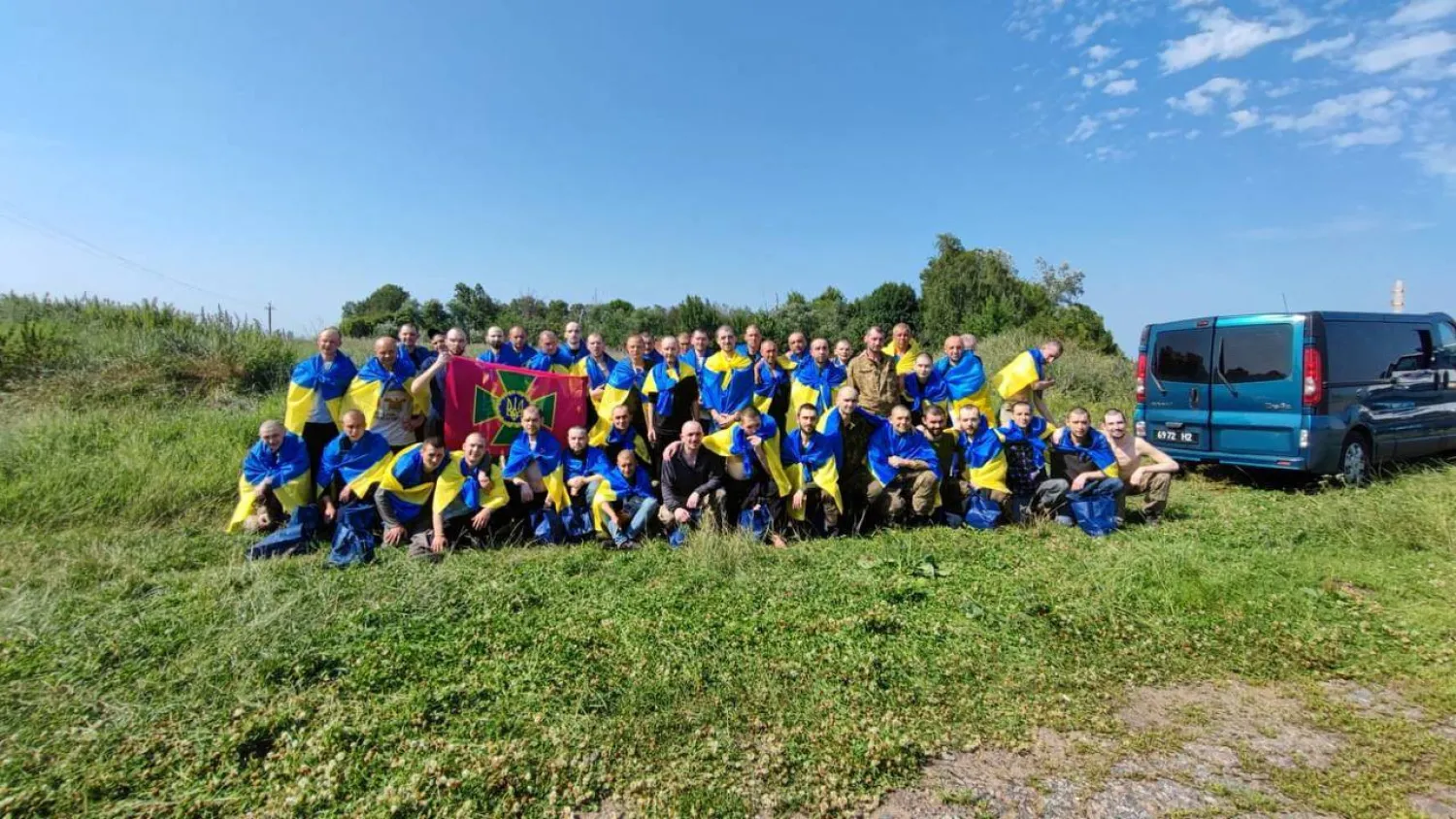 أسرى حرب أوكرانيون محررون يلتقطون صورة في مكان غير محدد في أوكرانيا بعد عملية تبادل أسرى بين روسيا وأوكرانيا في 6 يوليو 2023 (رويترز)