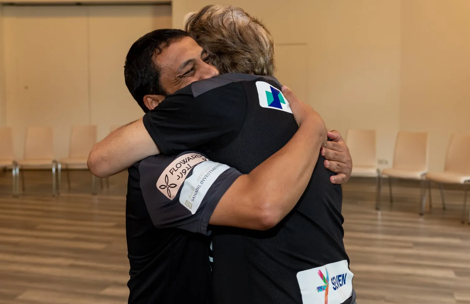 خيسوس يحتضن الشلهوب لدى لقائهما في معسكر الهلال بالنمسا (نادي الهلال)