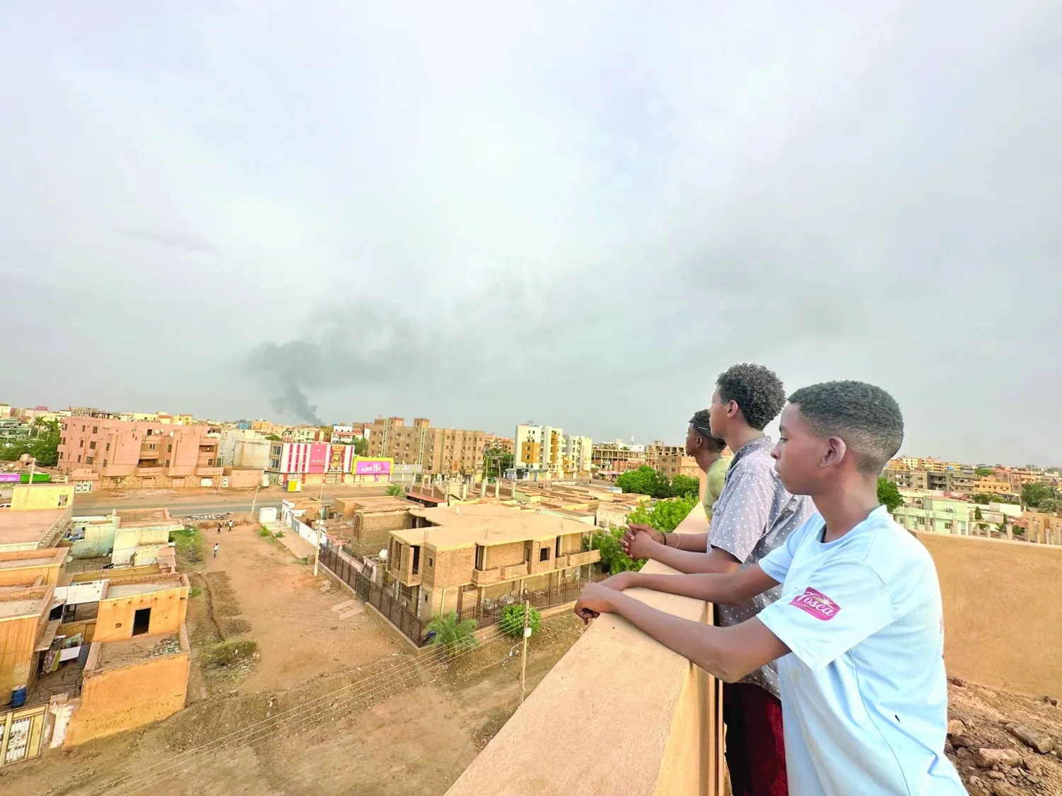 يشاهدون دخان القصف في الخرطوم (رويترز)