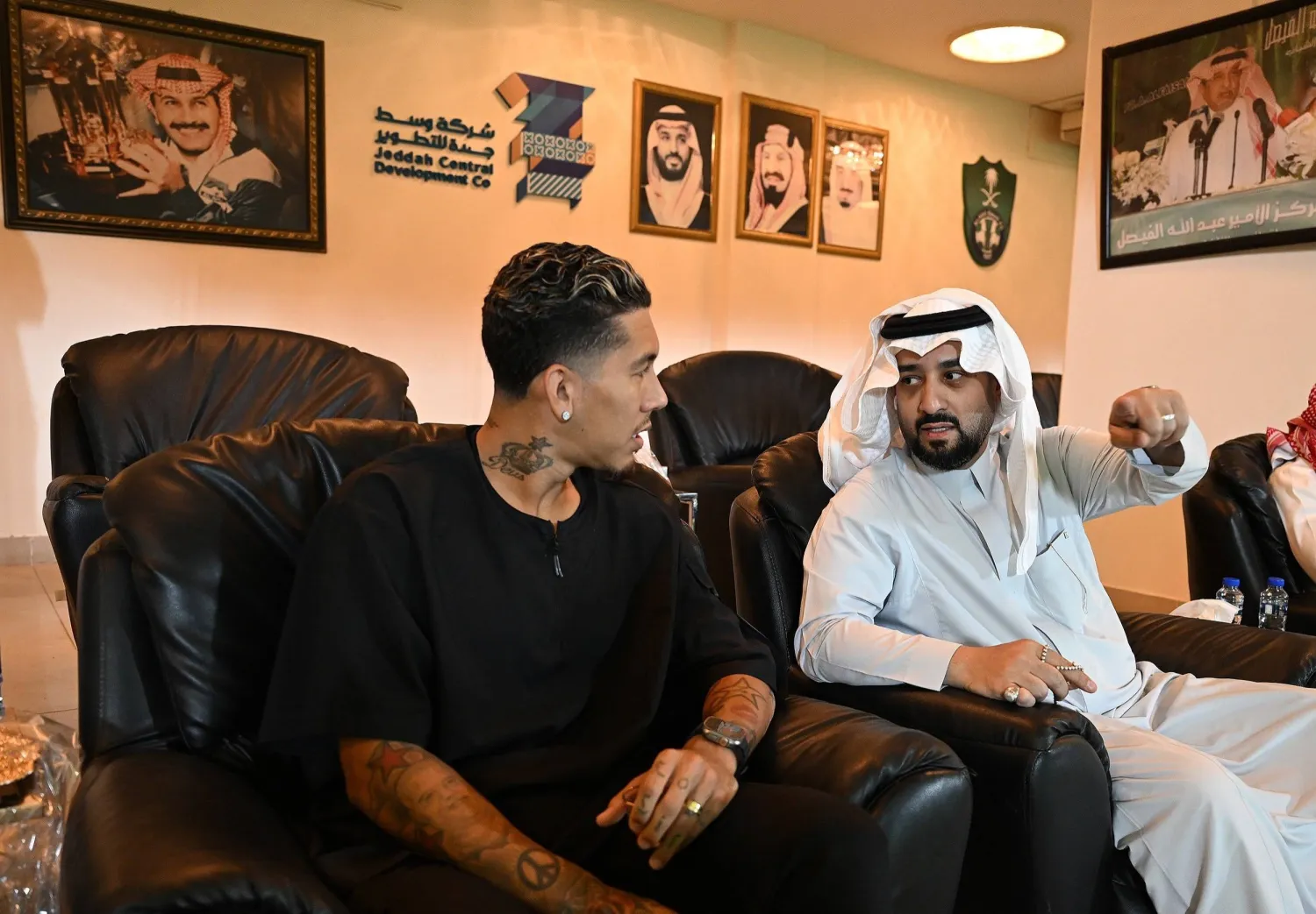 فيرمينو والعيسى يتحدثان في منصة ملعب النادي (النادي الأهلي)