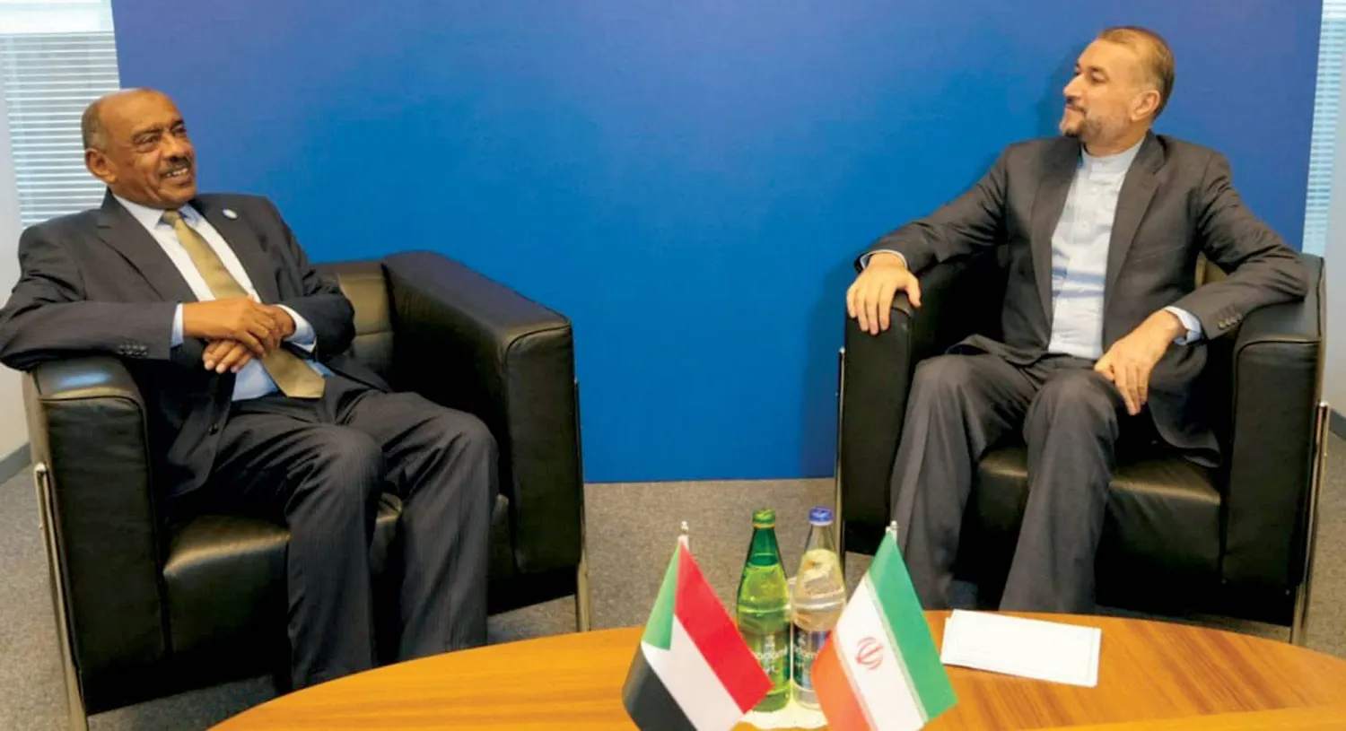 عبداللهيان ونظيره السوداني علي الصادق خلال لقائهما في باكو بأذربيجان (الخارجية الايرانية/ تويتر)
