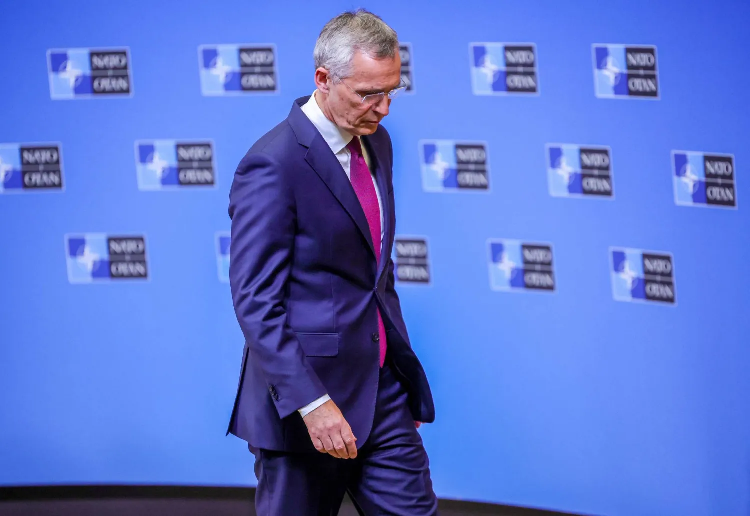 الأمين العام لحلف شمال الأطلسي مغادراً اجتماعاً ثلاثياً لتركيا والسويد وفنلندا في مقر الحلف ببروكسل يوم الخميس (إ.ب.أ)