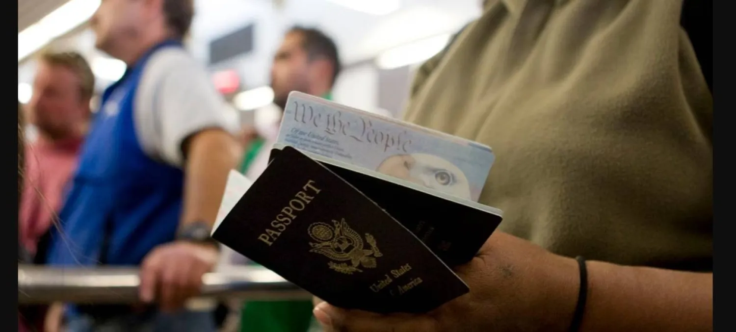 مواطنة أميركية تحمل جواز سفر بلدها (رويترز)