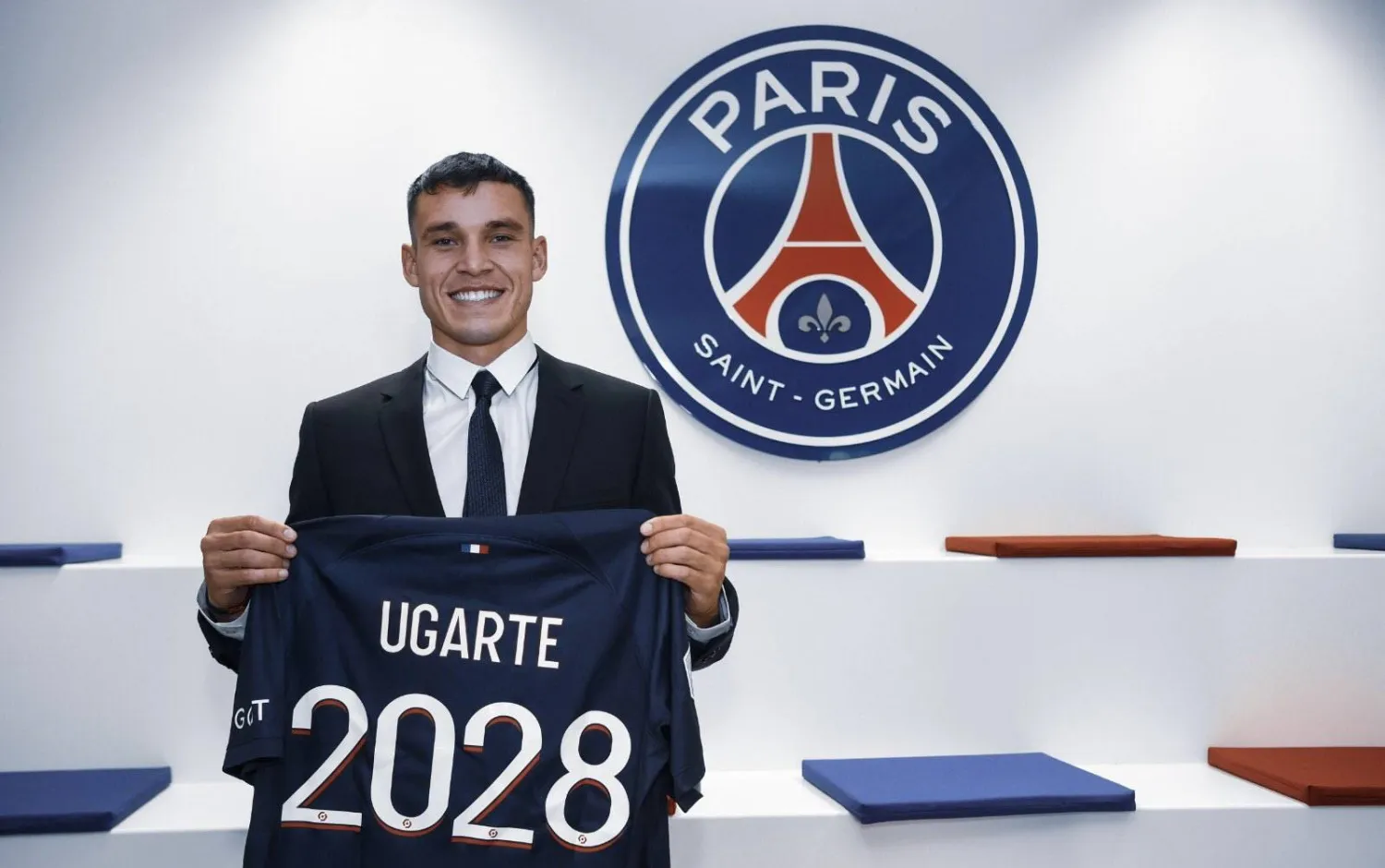 أوغارتي يحمل قميص باريس سان جيرمان (باريس سان جيرمان)