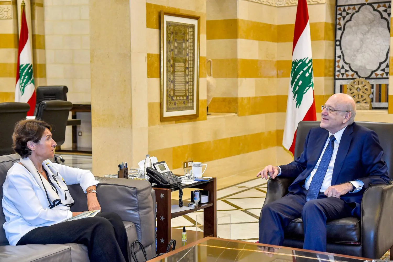 السفيرة الفرنسية في لقاء سابق مع الرئيس نجيب ميقاتي (دالاتي ونهرا)