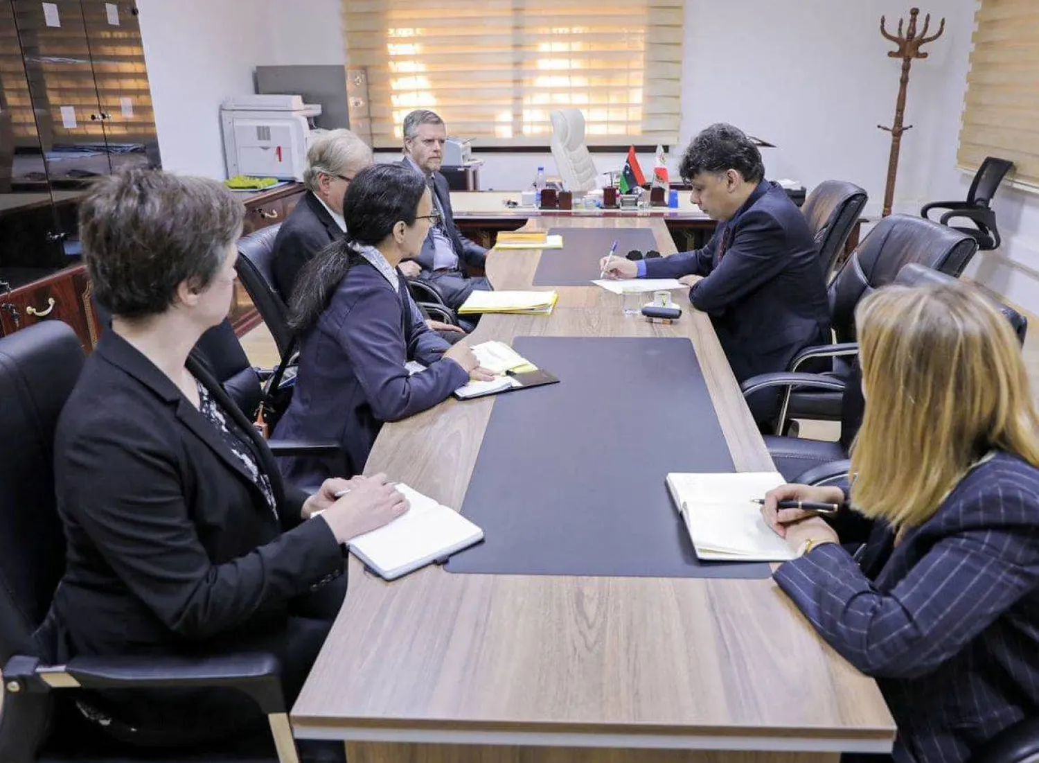 صورة وزعها مكتب النائب العام الليبي لاجتماعه مع المبعوث الأميركي (مكتب النائب العام)