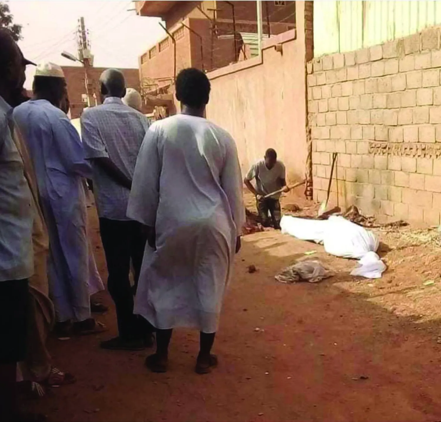 صورة متداولة على وسائل التواصل الاجتماعي لمواطنين في حي المسالمة بأم درمان وهم يدفنون جثمان أحد قتلى الحرب