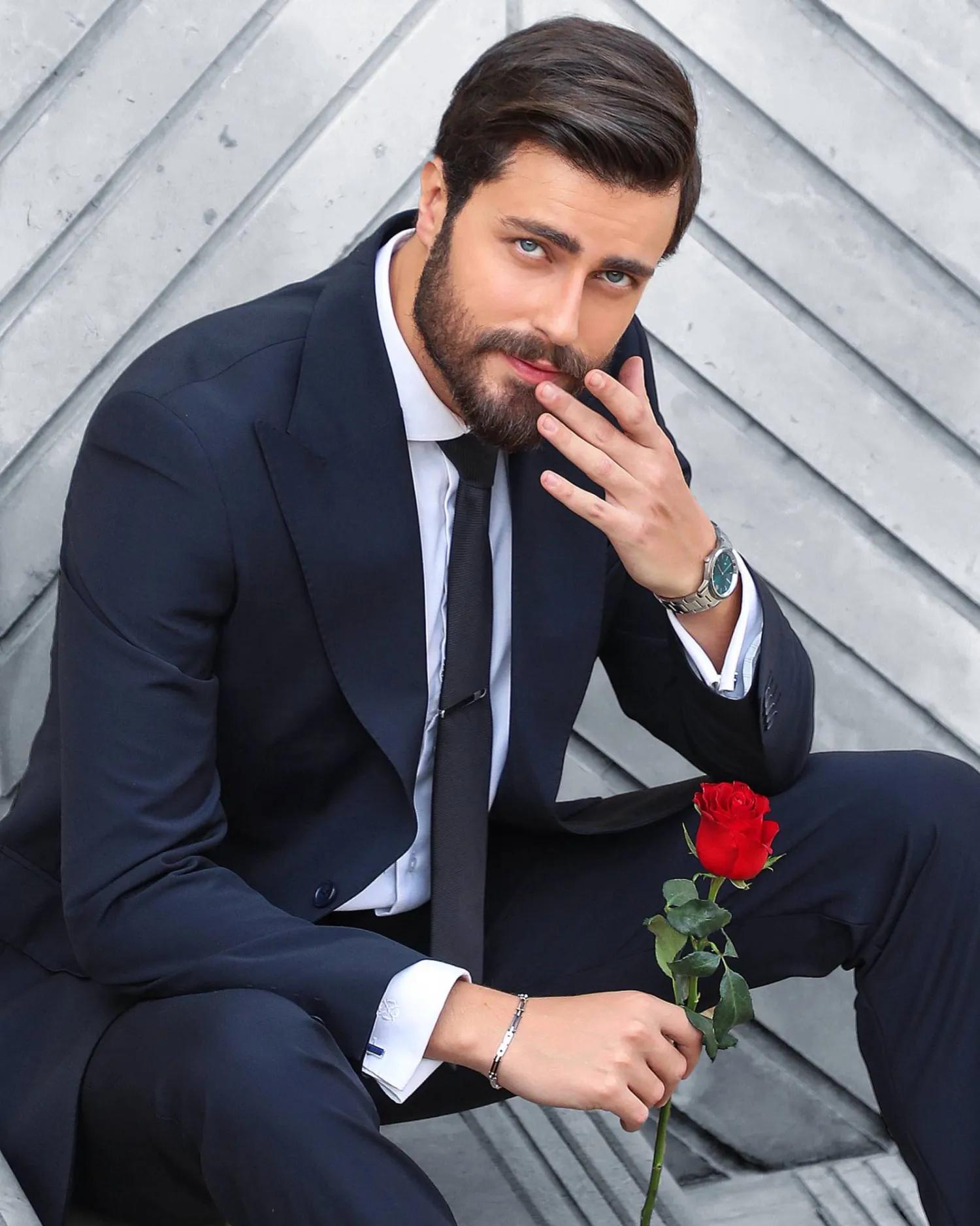 يجسد دور طالب طب في مسلسل {لعينيك} (مايكل كبابة)