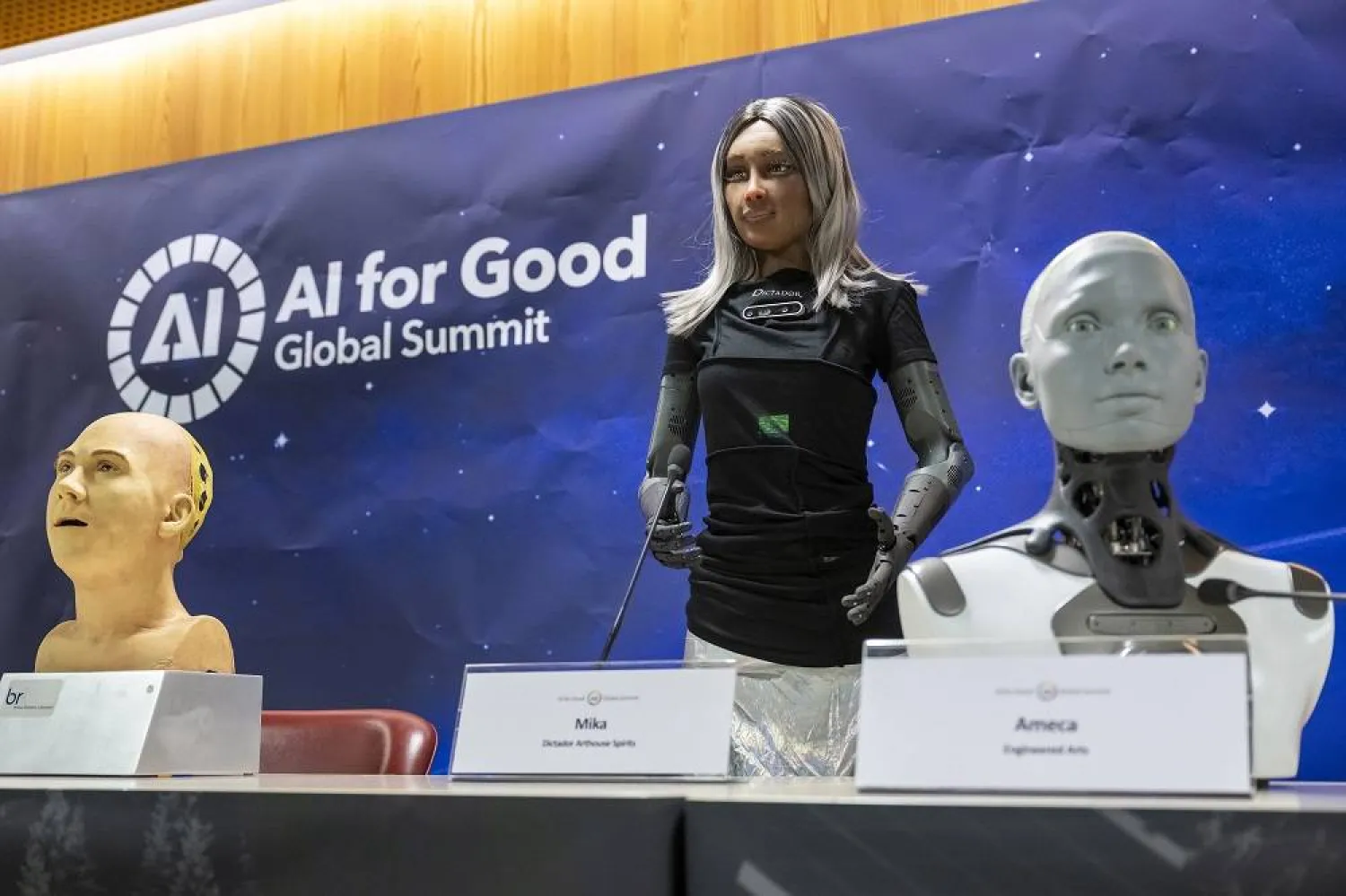 (L-R) The head of an AI robot, of Hanson Robotics, female robot Mika, Ameca, one of the world's most lifelike humanoid robots, speak during the World's first press conference with a panel of AI-enabled humanoid social robots as part of the International Telecommunication Union (ITU) AI for Good Global Summit in Geneva, Switzerland, 07 July 2023. (EPA)