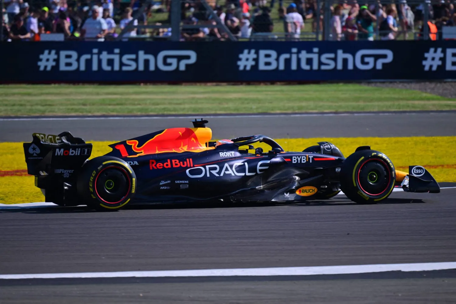 ماكس فرستابن على متن سيارته خلال التجارب الحرة (أ.ف.ب)