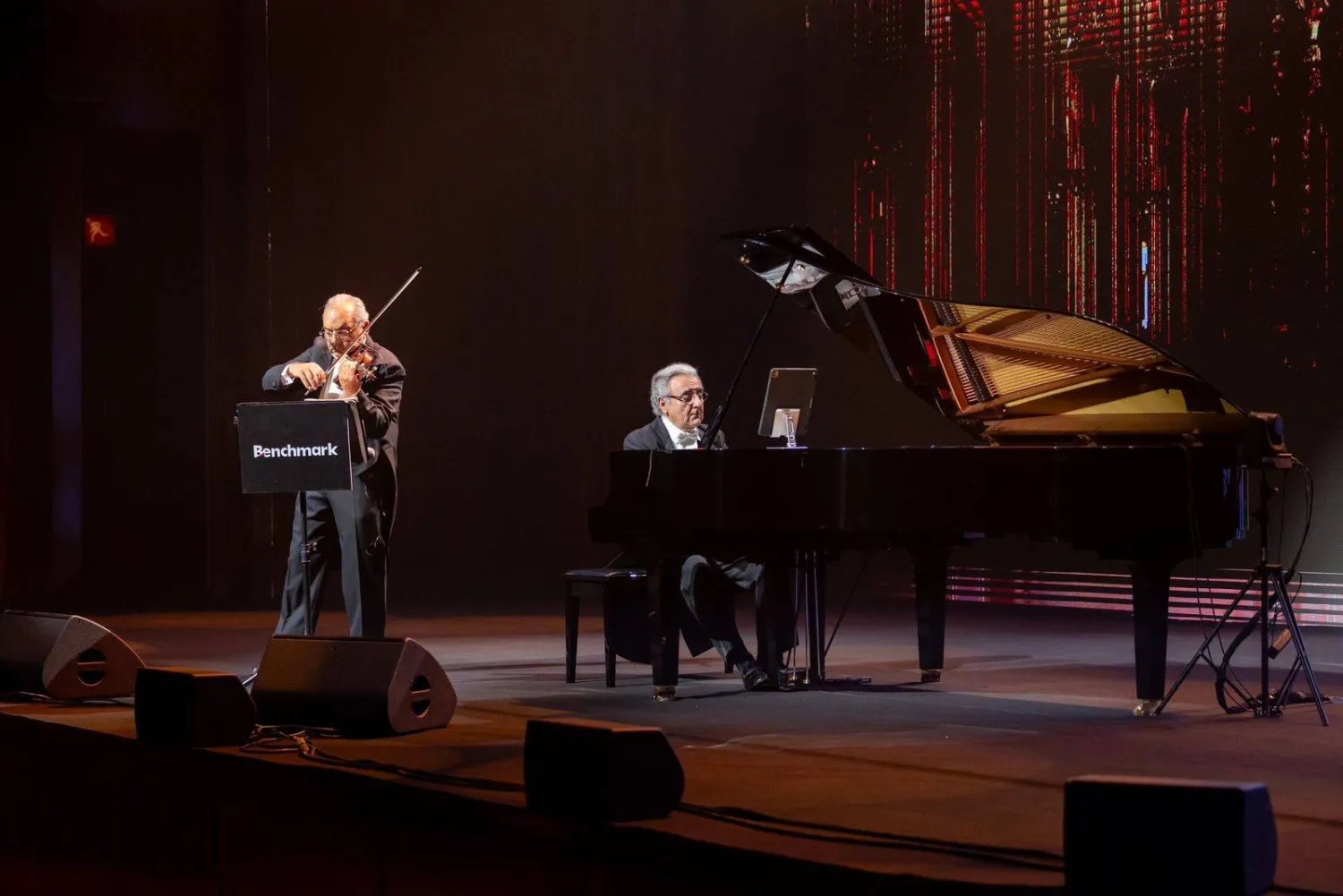 احتفت الرياض بروائع الموسيقى العالمية بمشاركة عازف الكمان الدكتور حسن شرارة وعازف البيانو يسري يسى (بنش مارك)