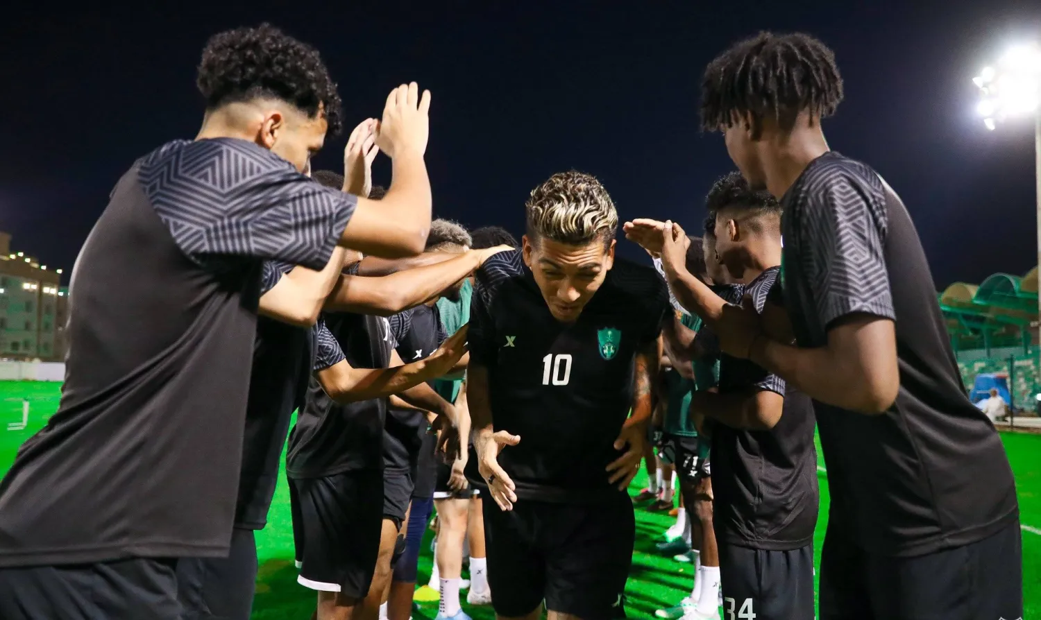 لاعبو الأهلي لدى استقبالهم فيرمينو خلال التدريب (النادي الأهلي)