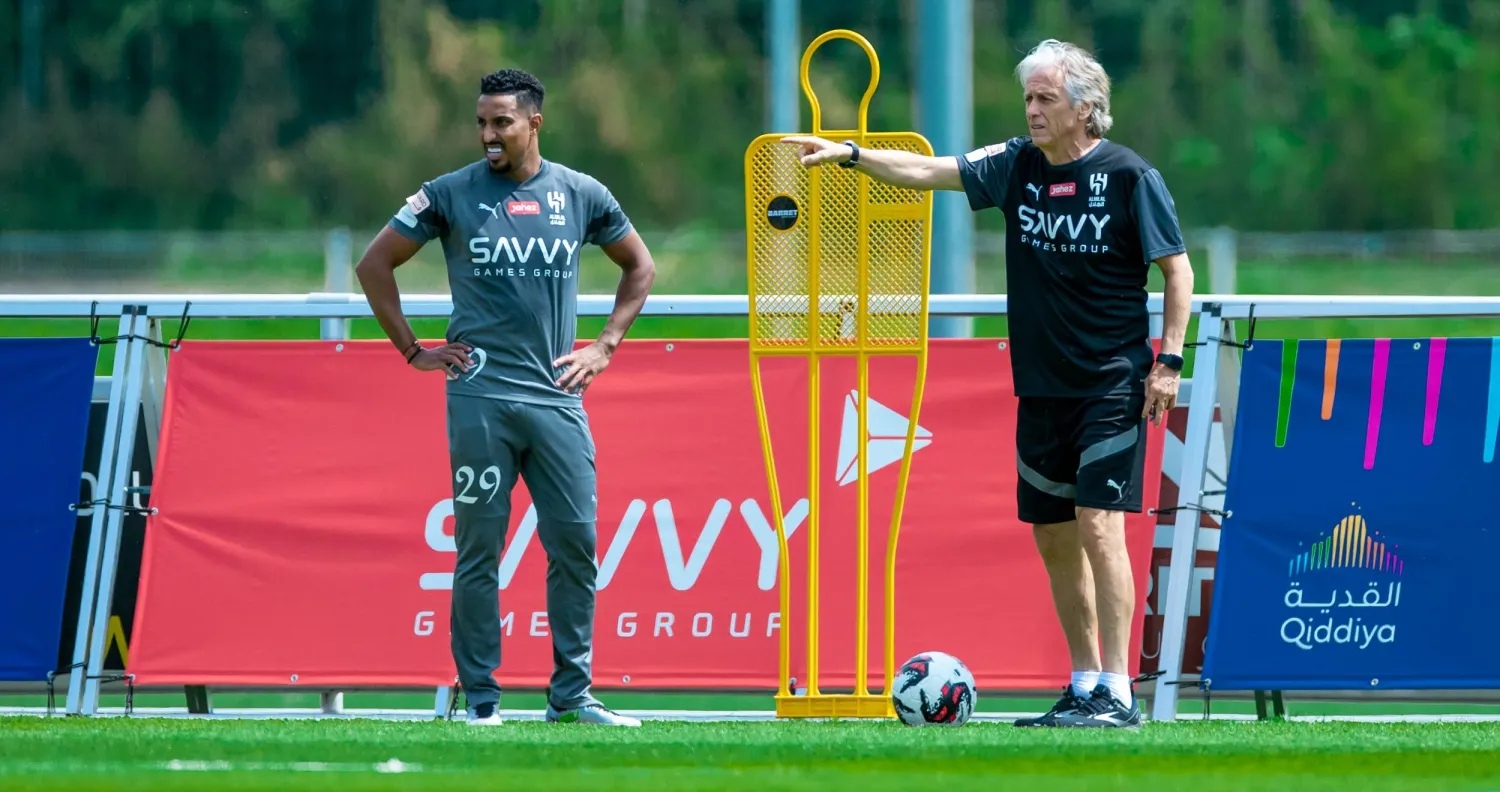 خيسوس يوجه الدوسري خلال التدريبات (نادي الهلال)