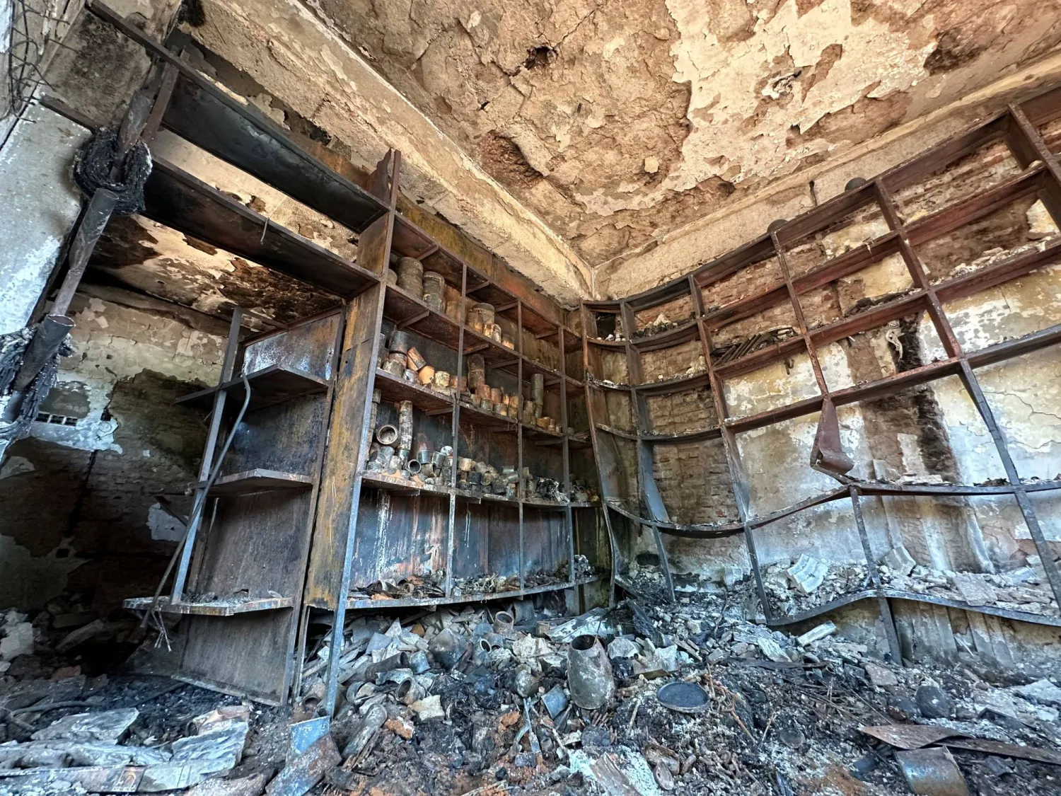 مبنى مدمر نتيجة الاشتباكات في أم درمان بالسودان في 4 يوليو 2023 (رويترز)