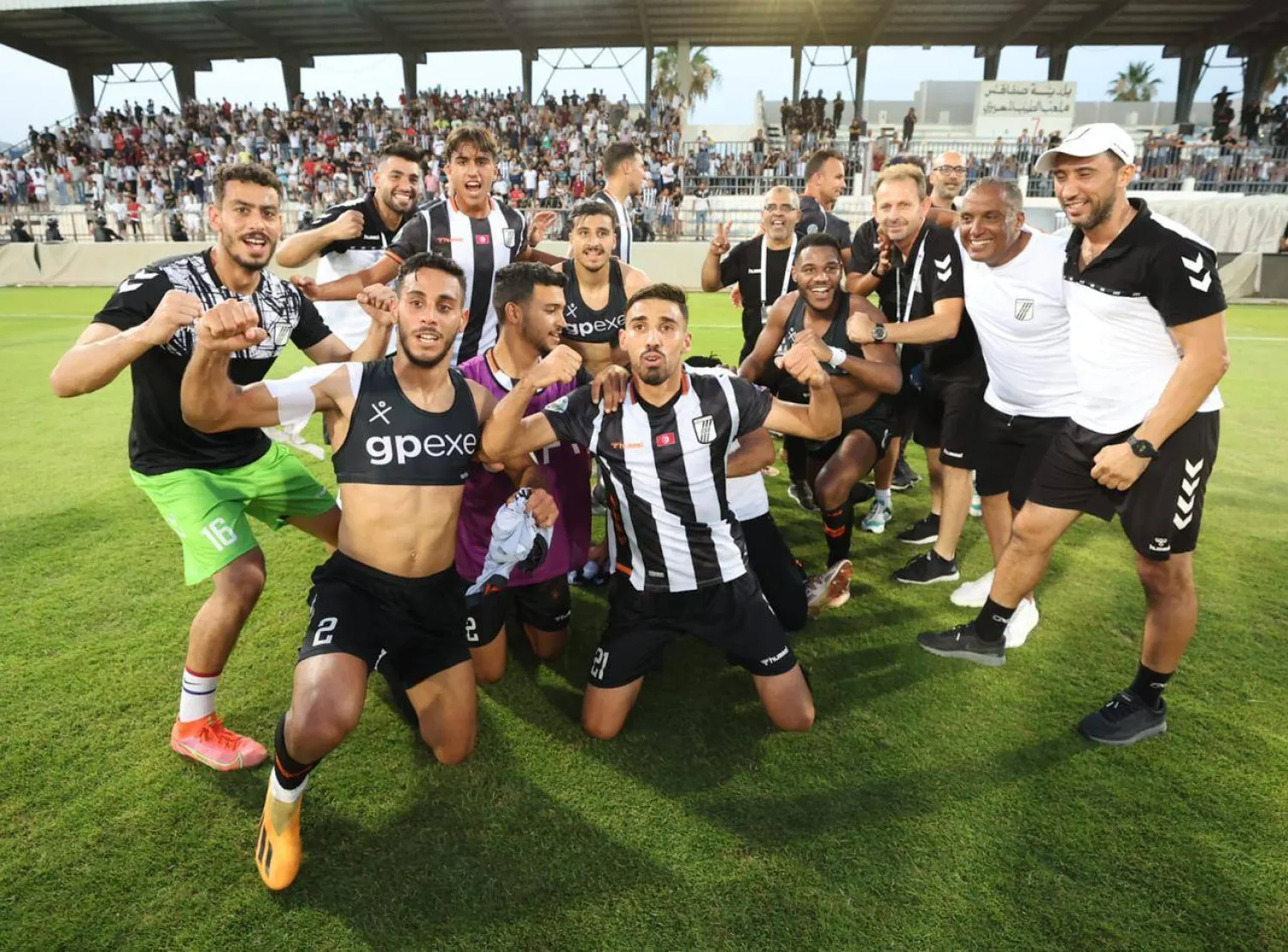لاعبو الصفاقسي يحتفلون ببلوغهم دور المجموعات في البطولة العربية («الشرق الأوسط»)