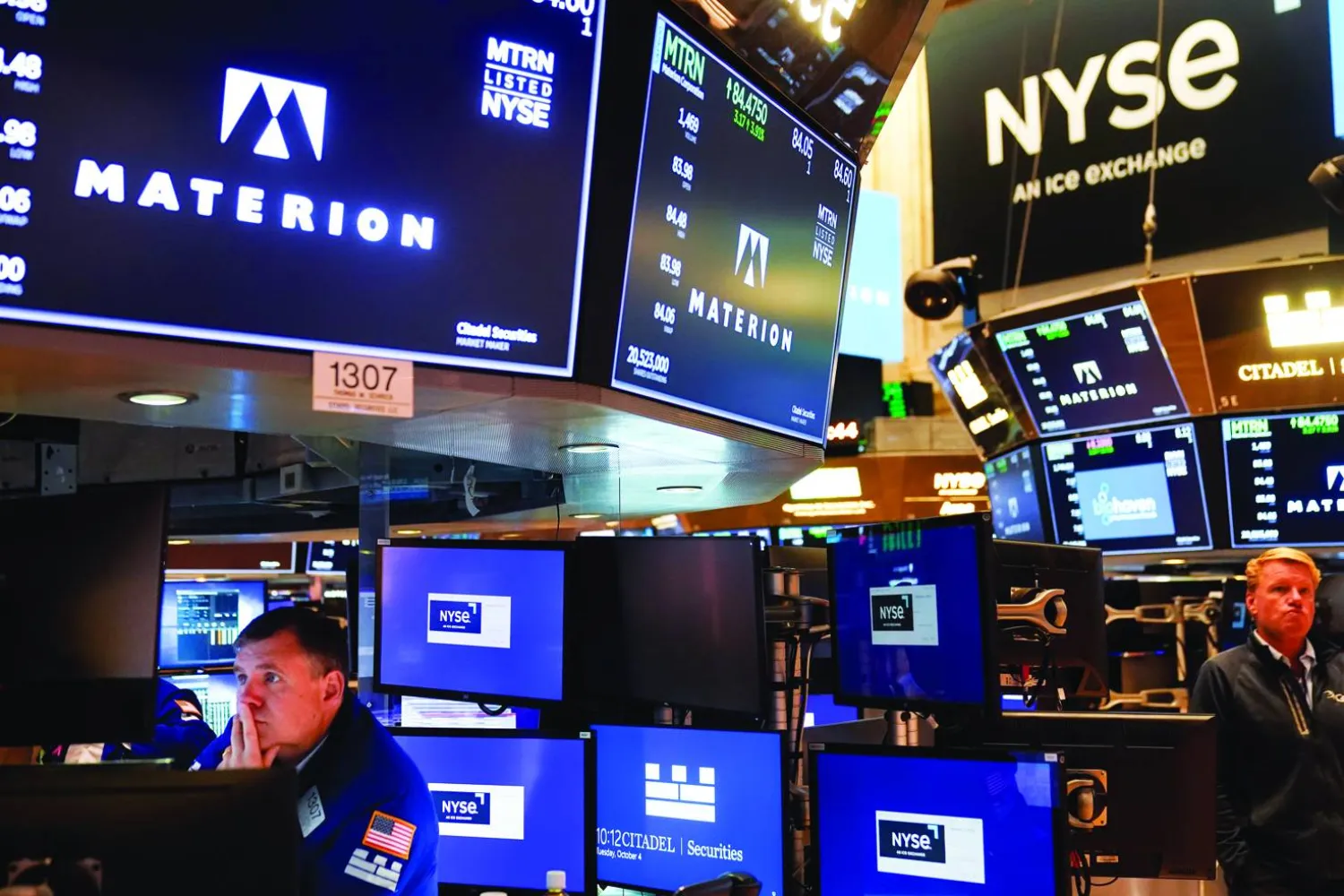 متعامل في بورصة نيويورك الأميركية (أ.ب)