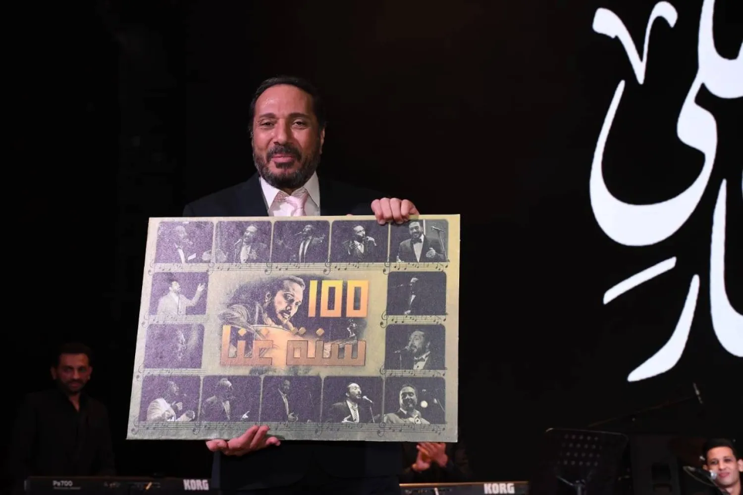 علي الحجار في لقطة من حفله في «الجامعة الأميركية» (حساب الفنان)