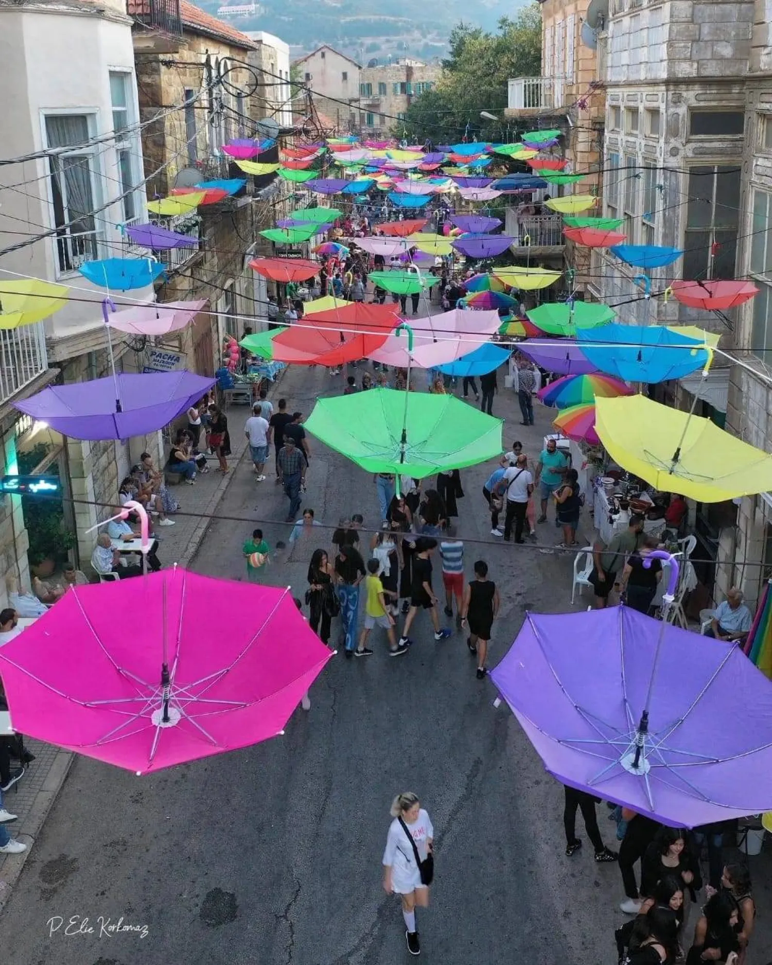 المظلات الملونة توقيع فني تشتهر فيه بلدة حصرون (لجنة المرأة حصرون)