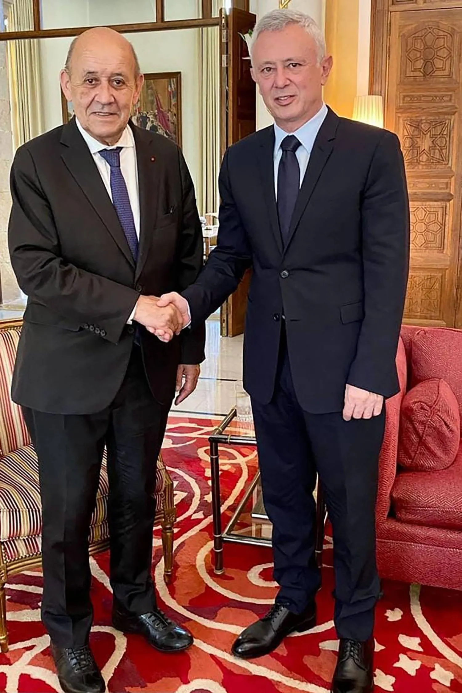 الموفد الفرنسي لودريان خلال لقائه في زيارته الأخيرة لبيروت مع الوزير السابق سليمان فرنجية (السفارة الفرنسية)