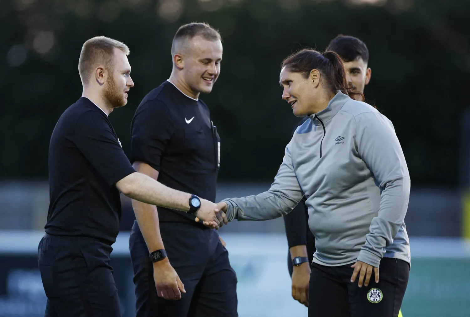 دينغلي تصافح طاقم حكام أول مباراة لفورست غرين روفر تحت قيادتها (رويترز)