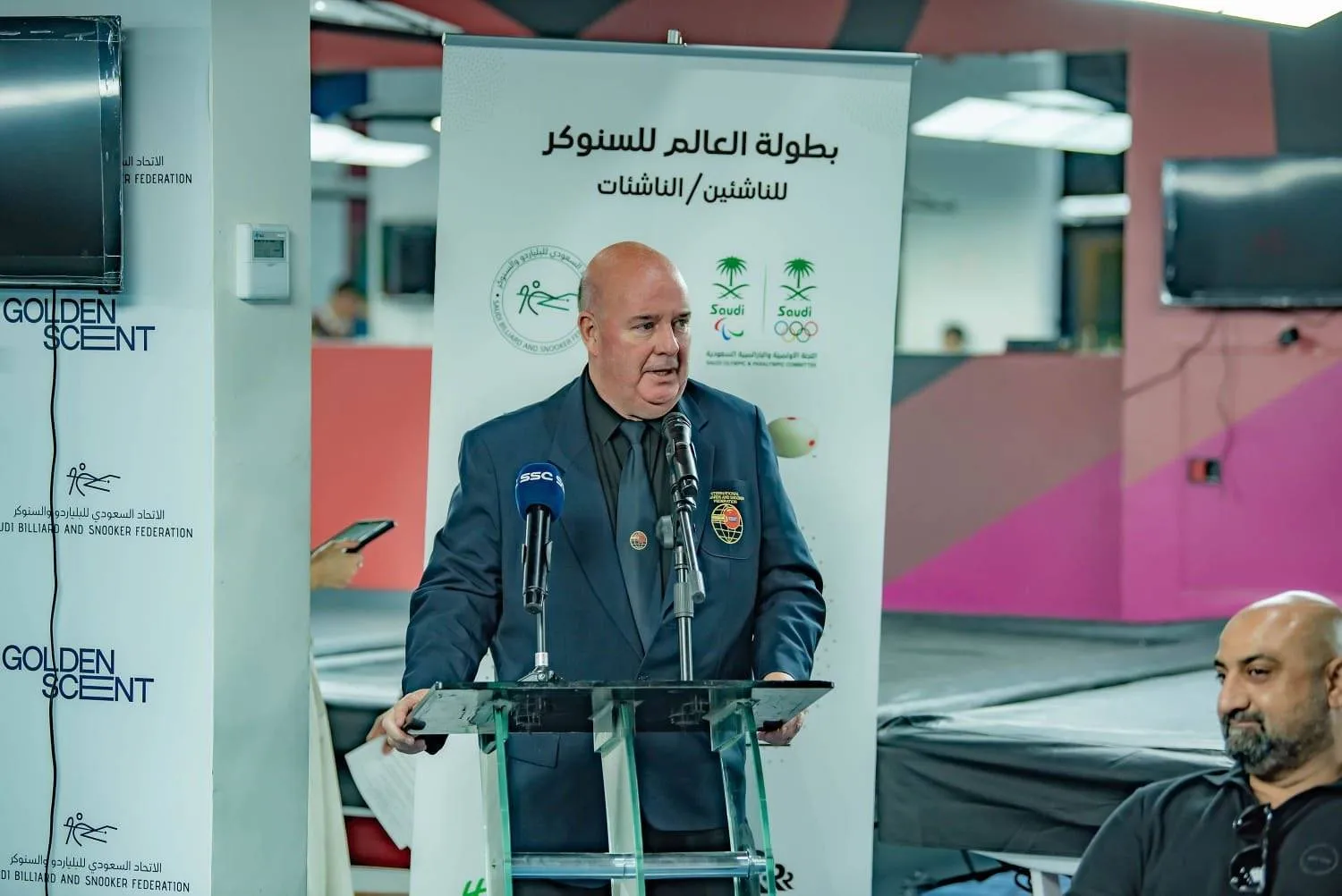 جيمس ليزي يلقي كلمته خلال حفل الافتتاح (الشرق الأوسط)