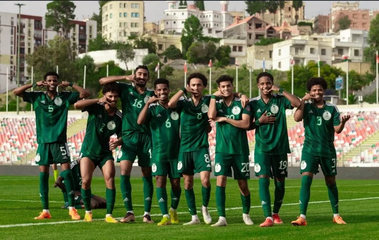لاعبو «الأخضر» يحتفلون بعد تأهلهم إلى نصف النهائي العربي (الشرق الأوسط)