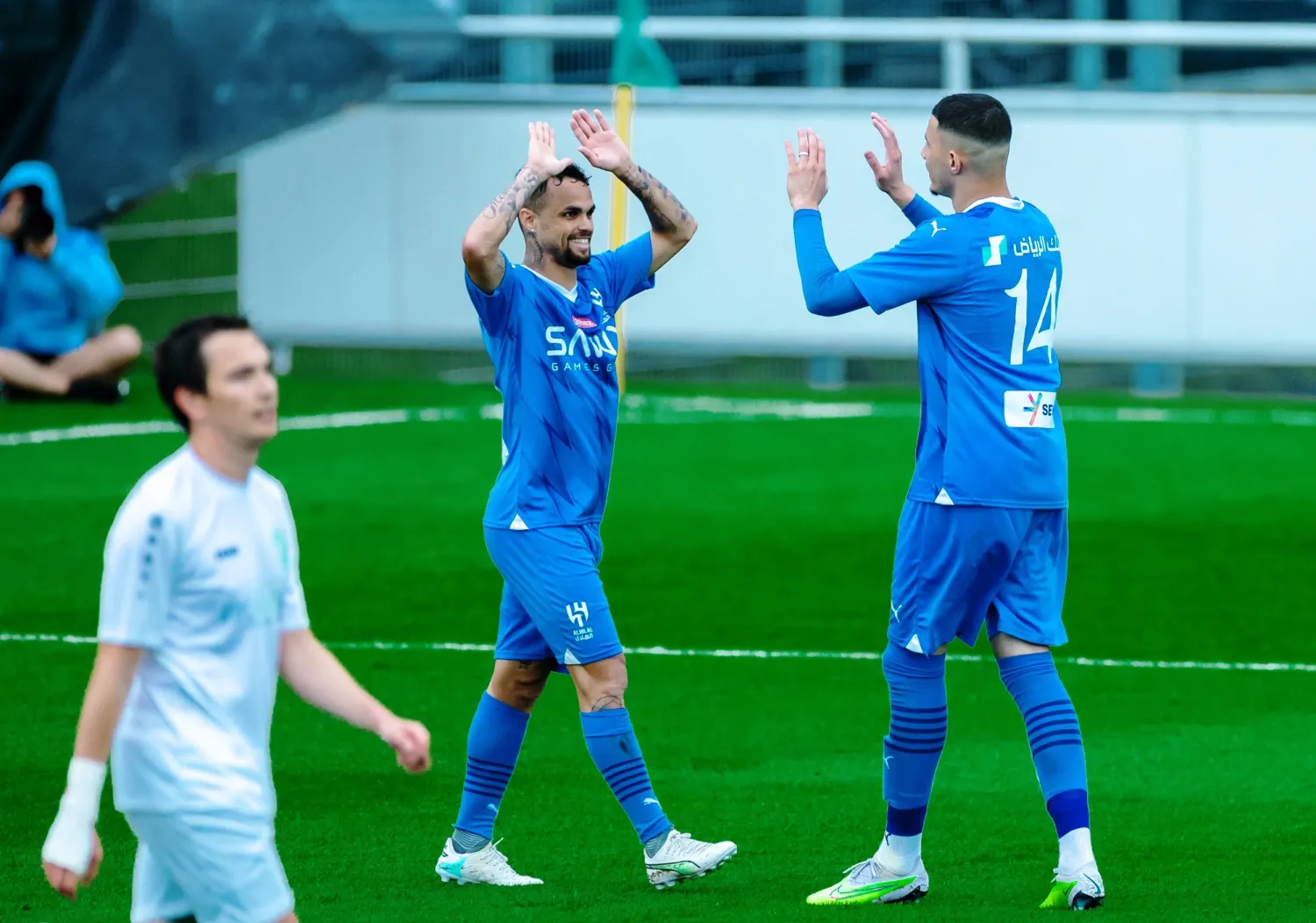 الحمدان يتلقى تهنئة ميشيل ديلغادو بعد هدفه الثاني (نادي الهلال)