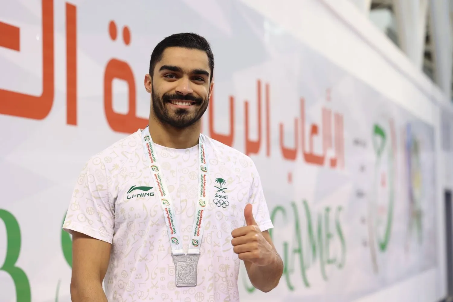 السباح السعودي يوسف بوعريش محتفلاً بميداليته (الشرق الأوسط)