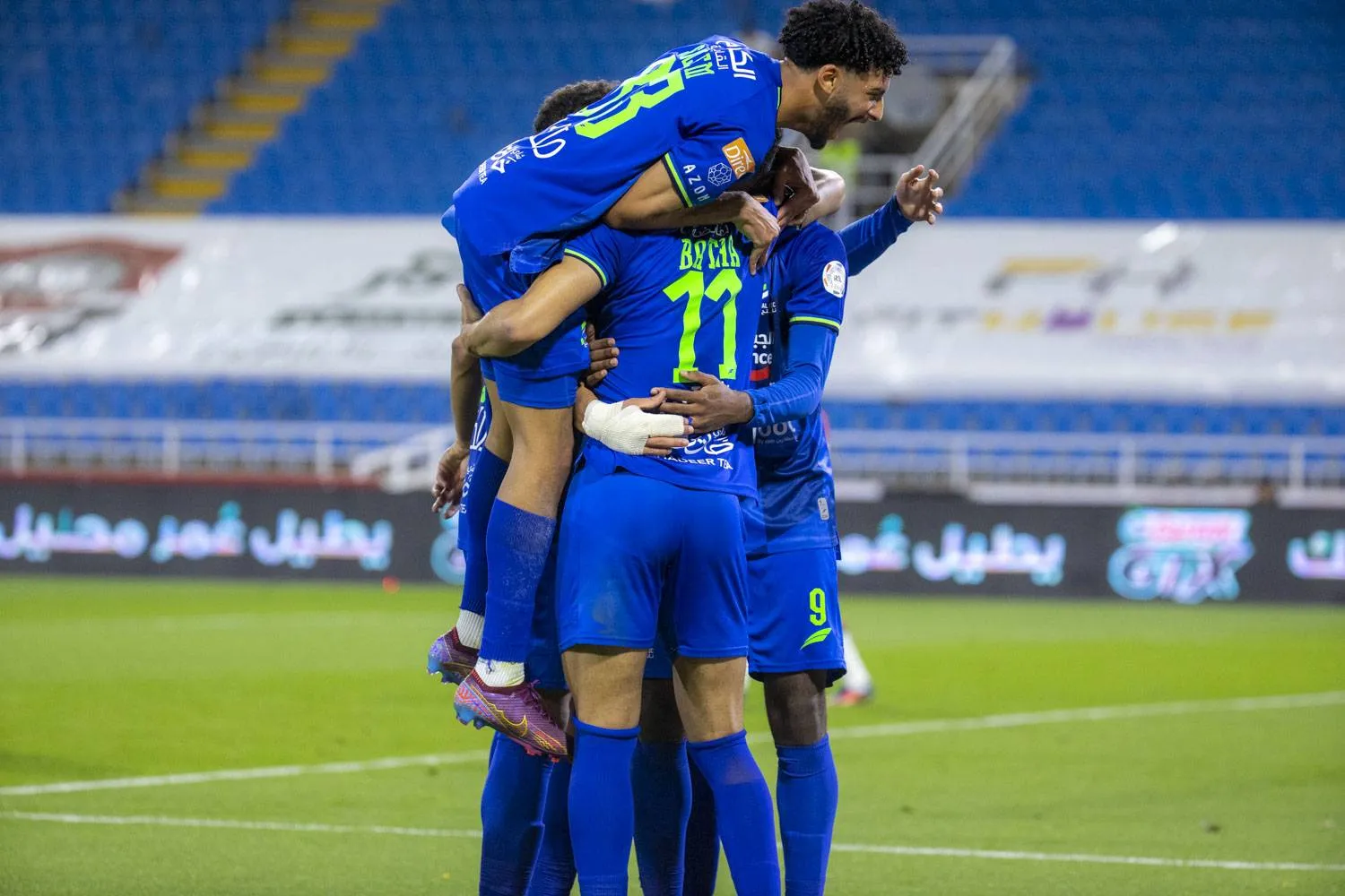 لاعبو الفتح يحتفلون بأحد أهدافهم في النسخة الماضية من الدوري السعودي (تصوير: سعد الدوسري)