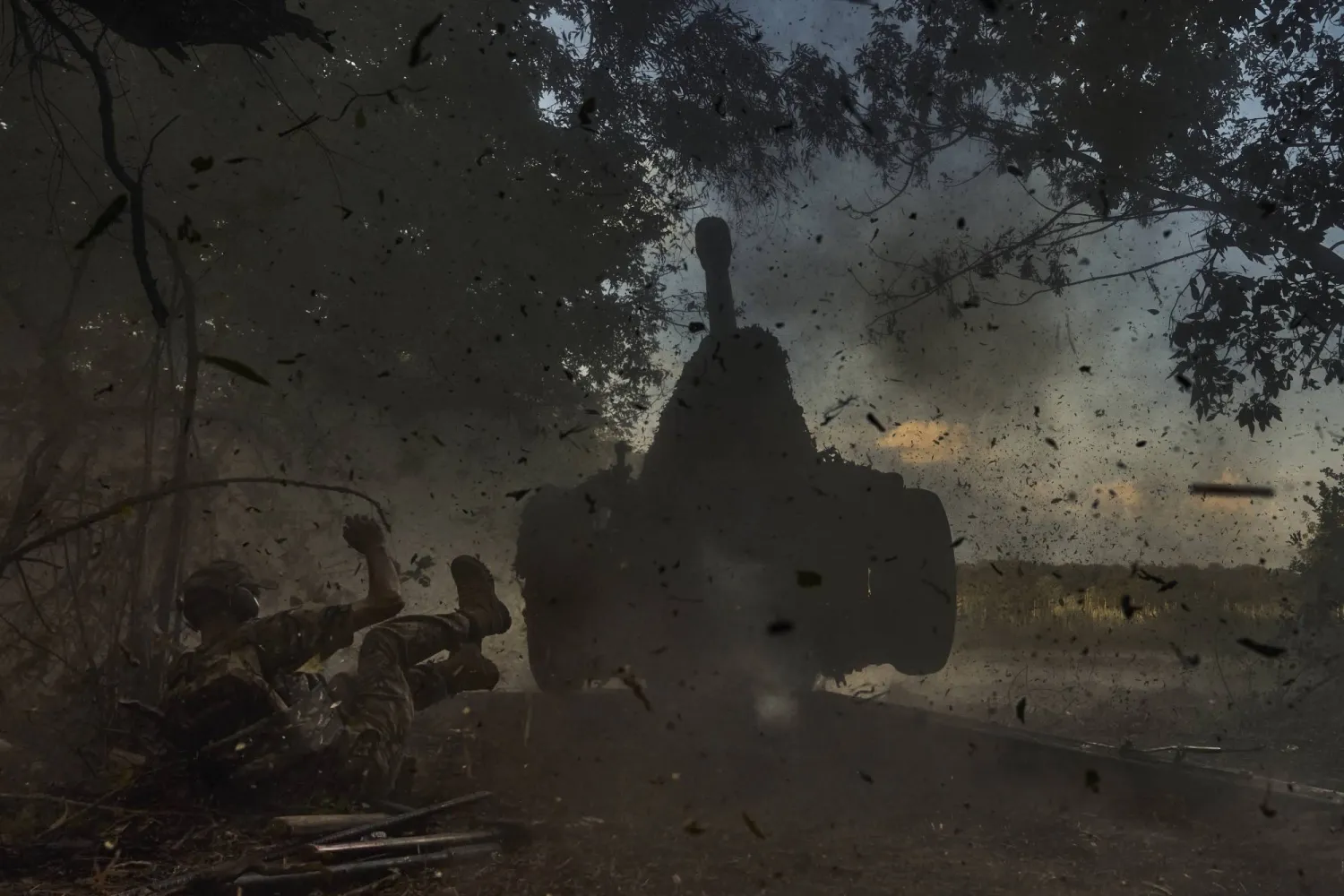 شرطي أوكراني من القوات الخاصة وقع بعدما أطلق قذيفة مدفعية (أ.ب)