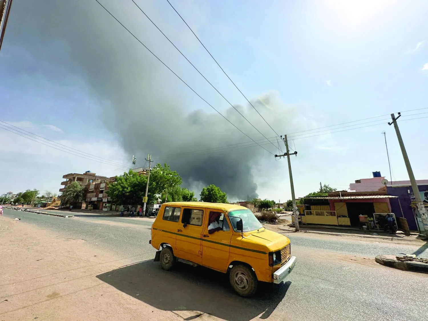 أعمدة الدخان في سماء أمدرمان نتيجة الاشتباكات (رويترز)