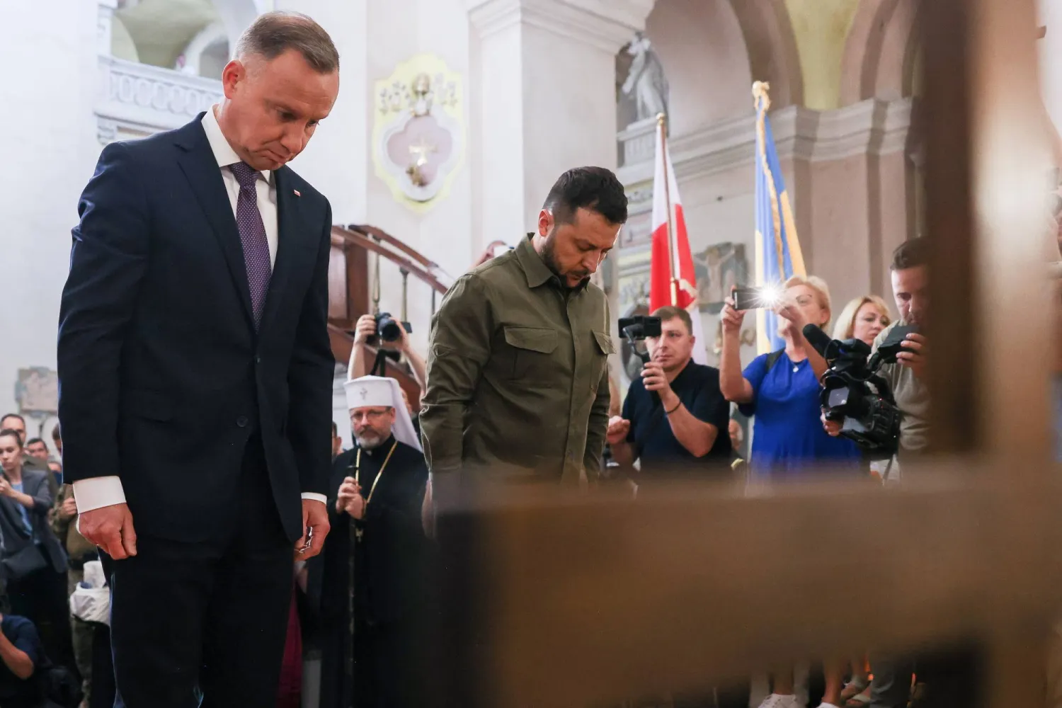 زيلينسكي ودودا يقدمان واجب الاحترام لأرواح الضحايا (إ.ب.أ)