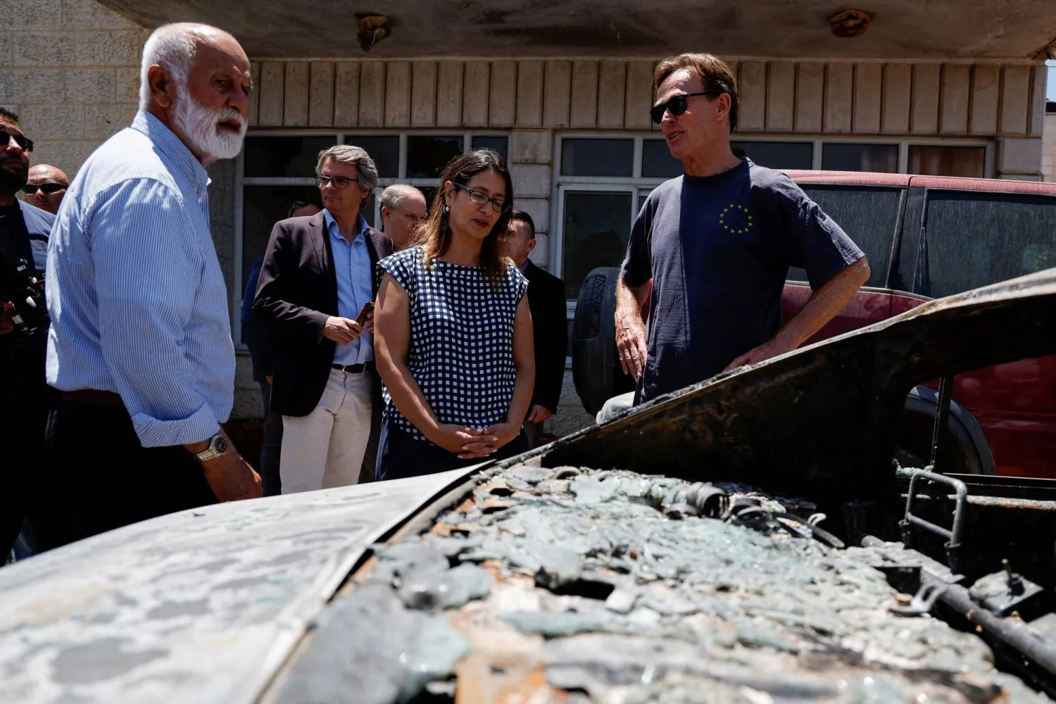 ممثل الاتحاد الأوروبي سفين كون فون بورغسدورف خلال تفقده بلدة ترمسعيا شمال شرقي رام الله 23 يونيو (رويترز)