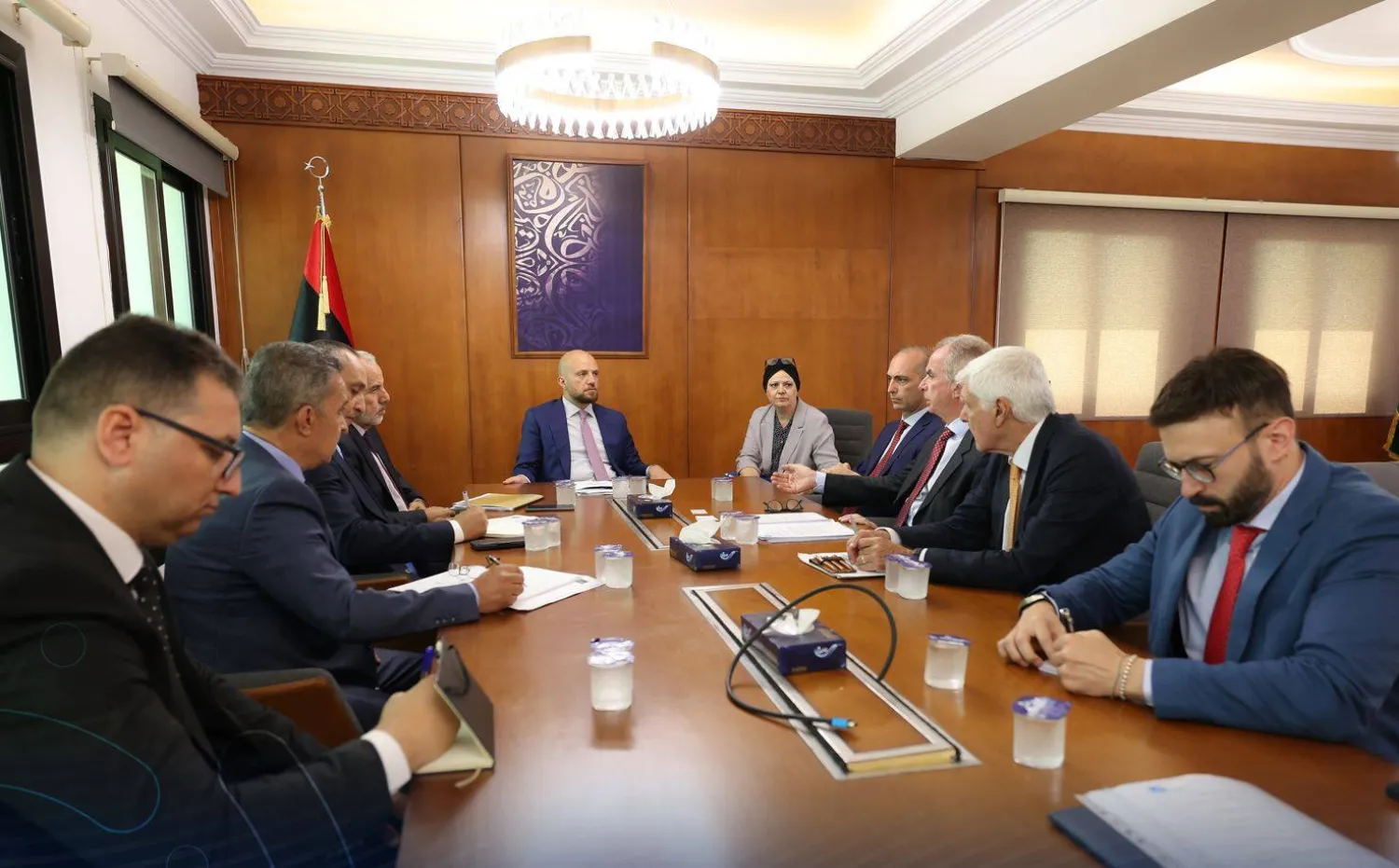 صورة وزعتها حكومة «الوحدة» لاجتماع لجنتها لـ«رفع الحظر الجوي عن المطارات» مع سفير إيطاليا