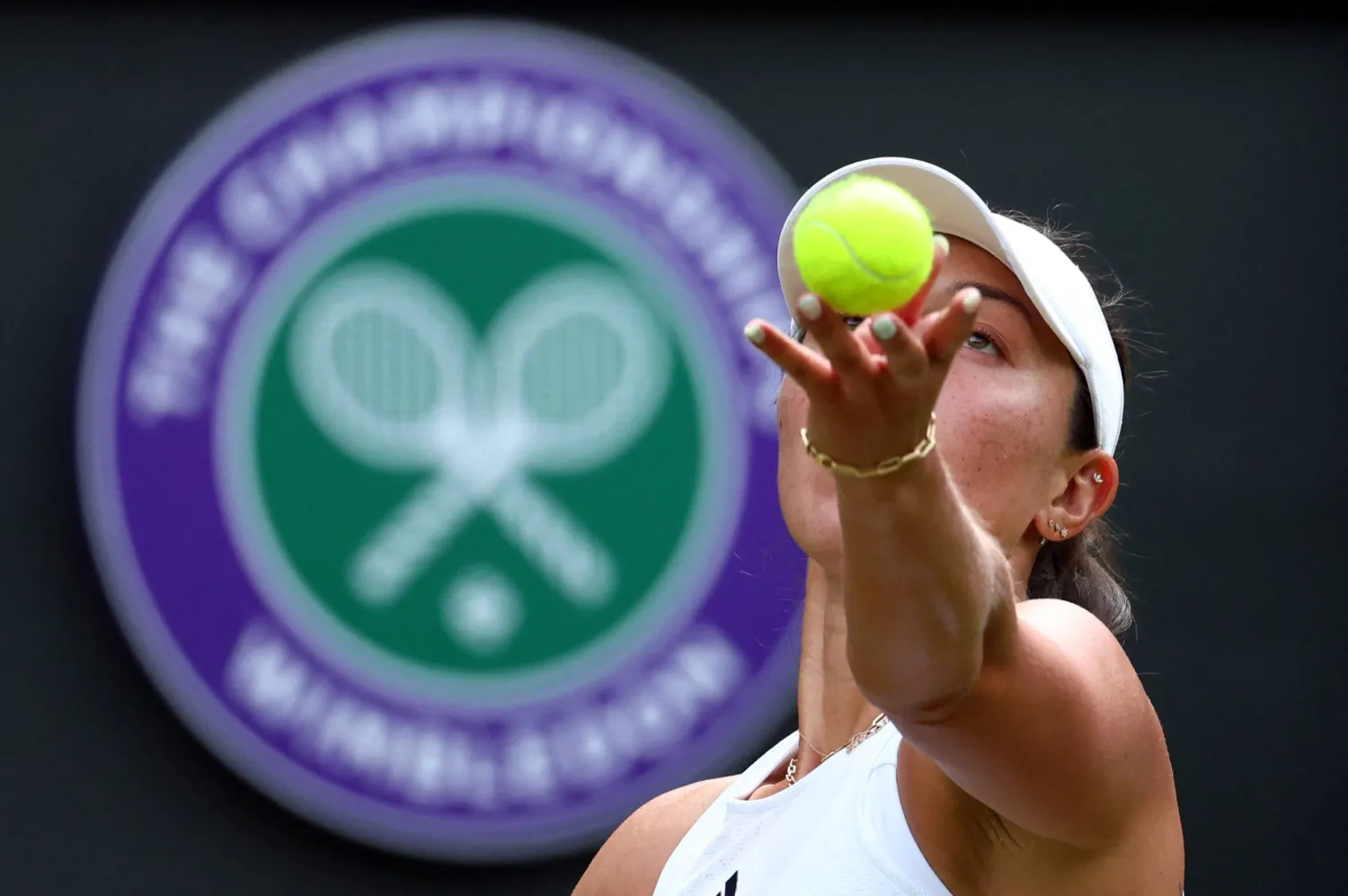 بيغولا قدمت ضربة ناجحه لتسحق الأوكرانية تسورينكو (رويترز)