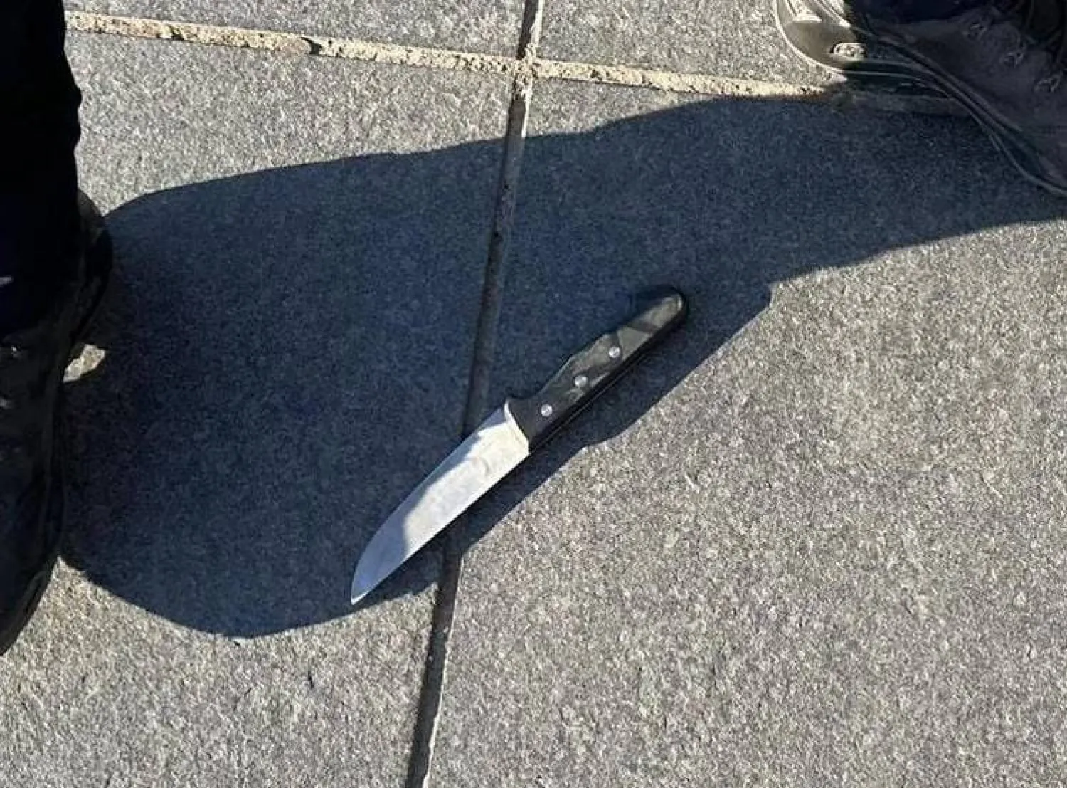 السّكّين المستخدمة خلال محاولة طعن (تويتر)