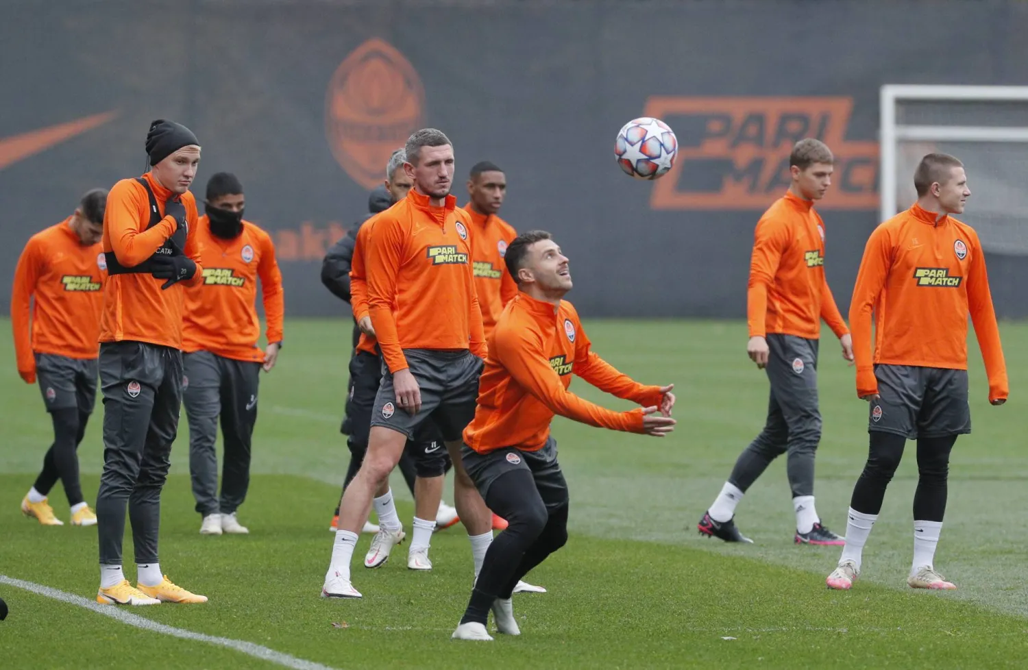 لاعب شاختار بطل الدوري الأوكراني محظوظون باللعب في دوري الأبطال رغم المعاناة محلياً (إ.ب.أ)