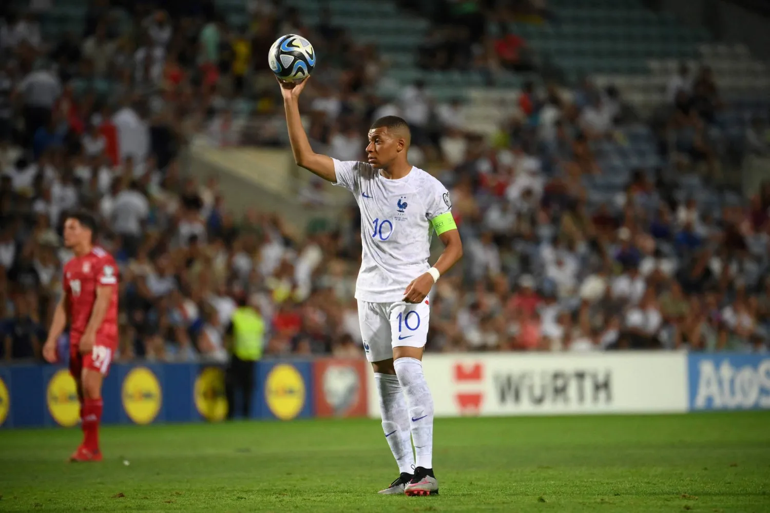 مبابي أشعل أزمة في سان جيرمان (أ.ف.ب)
cut out