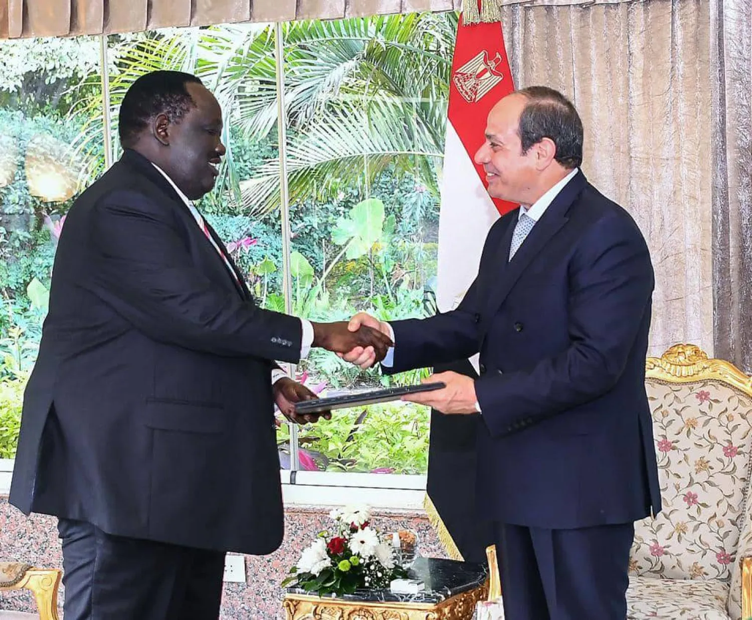 Mısır Cumhurbaşkanı Abdulfettah es-Sisi, Güney Sudan Devlet Başkanı güvenlik danışmanı Tut Gloak ile önceki görüşmesinde (Mısır Cumhurbaşkanlığı)