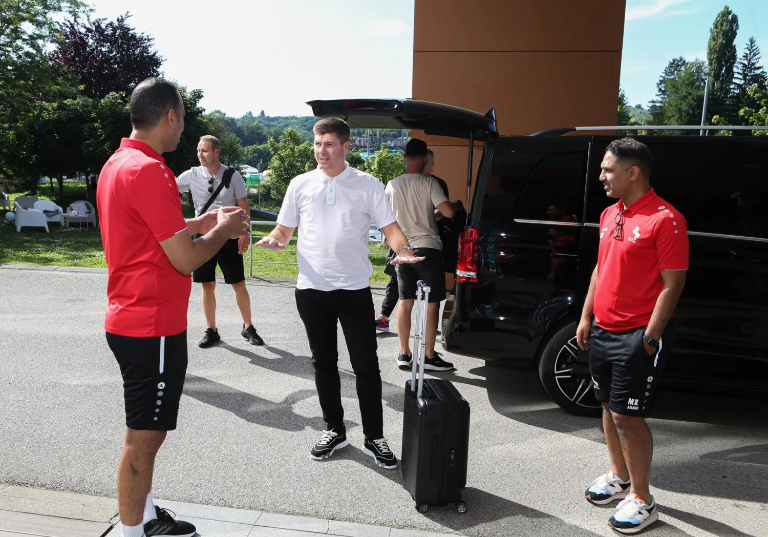 جيرارد أثناء وصوله إلى معسكر الفريق في كرواتيا (نادي الاتفاق)