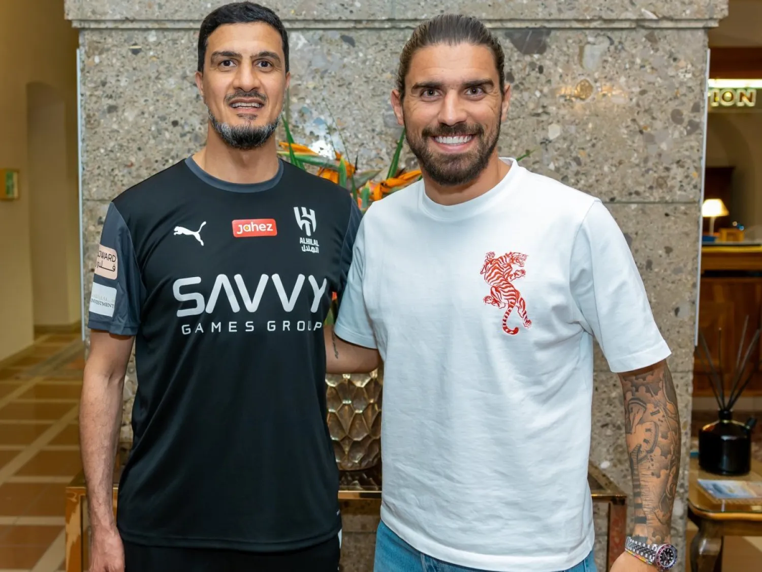 نيفيز وفهد المفرج أثناء وصول الأول لمقر معسكر الهلال (نادي الهلال)