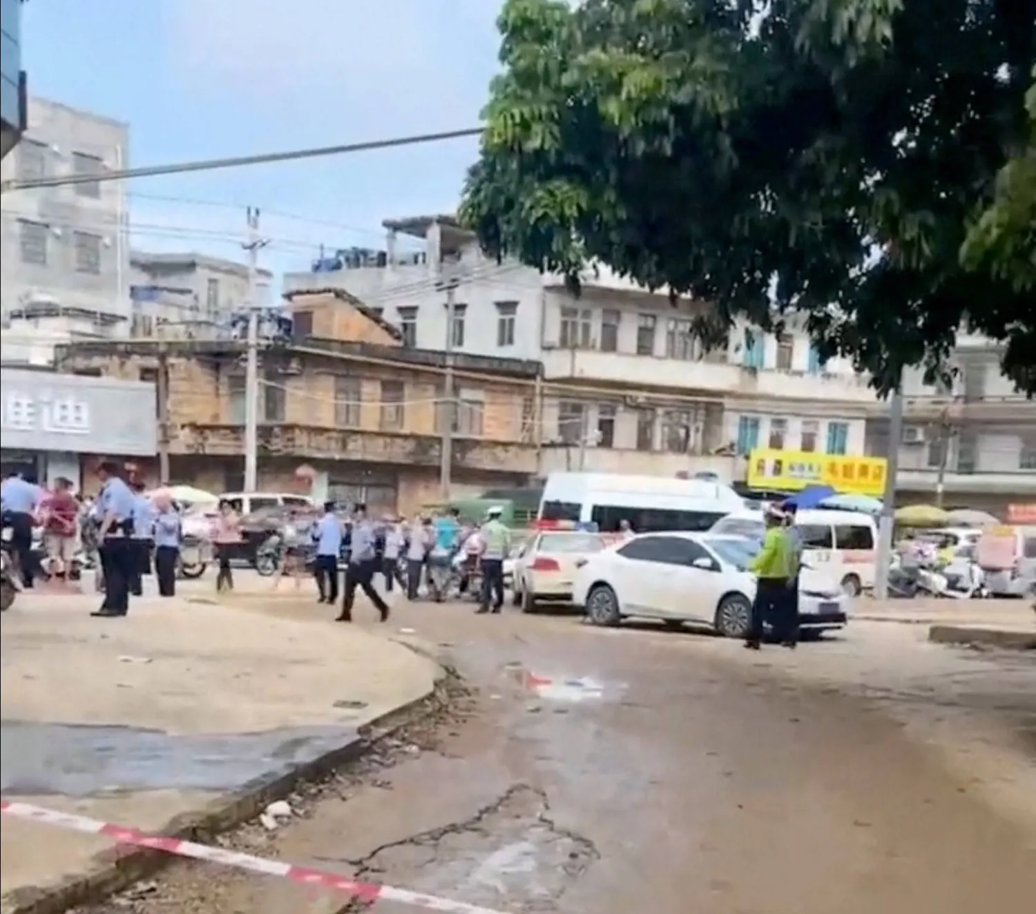 الشرطة فرضت طوقاً أمنياً بعد هجوم الطعن على دار حضانة بإقليم غوانغدونغ جنوب الصين (رويترز)