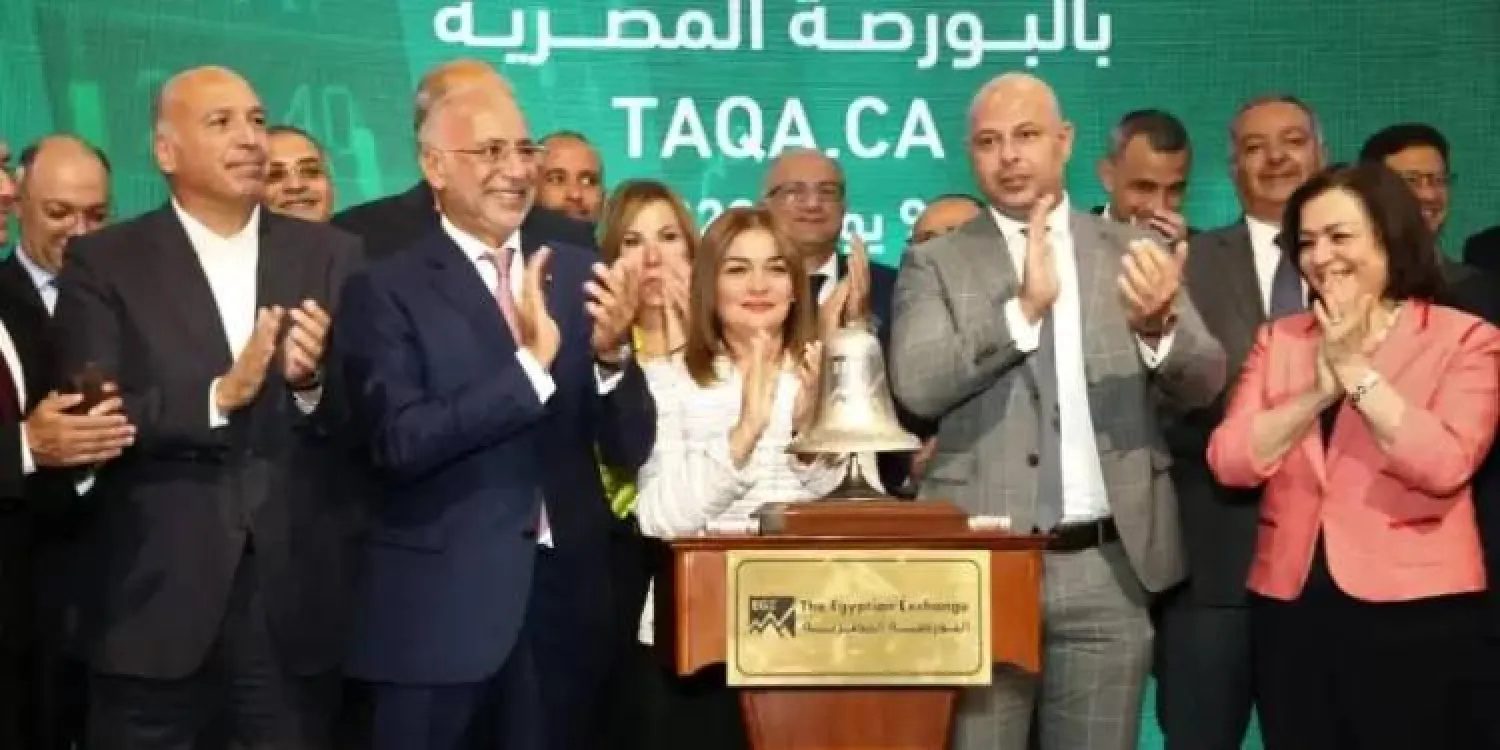 رئيس البورصة المصرية (الثاني من اليمين) ومجموعة من مجلس إدارة «طاقة عربية» خلال الإعلان عن طرح الأسهم يوم الأحد (موقع البورصة المصرية)
