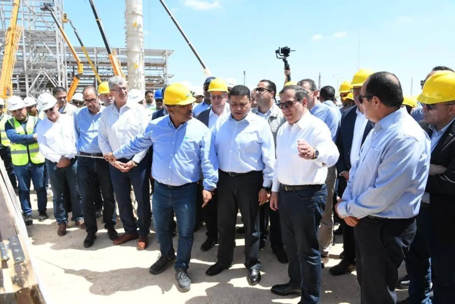 وزير البترول المصري طارق الملا خلال تشغيل المرحلة الأولى لربط غازات حقل «ريفين» (الشرق الأوسط)