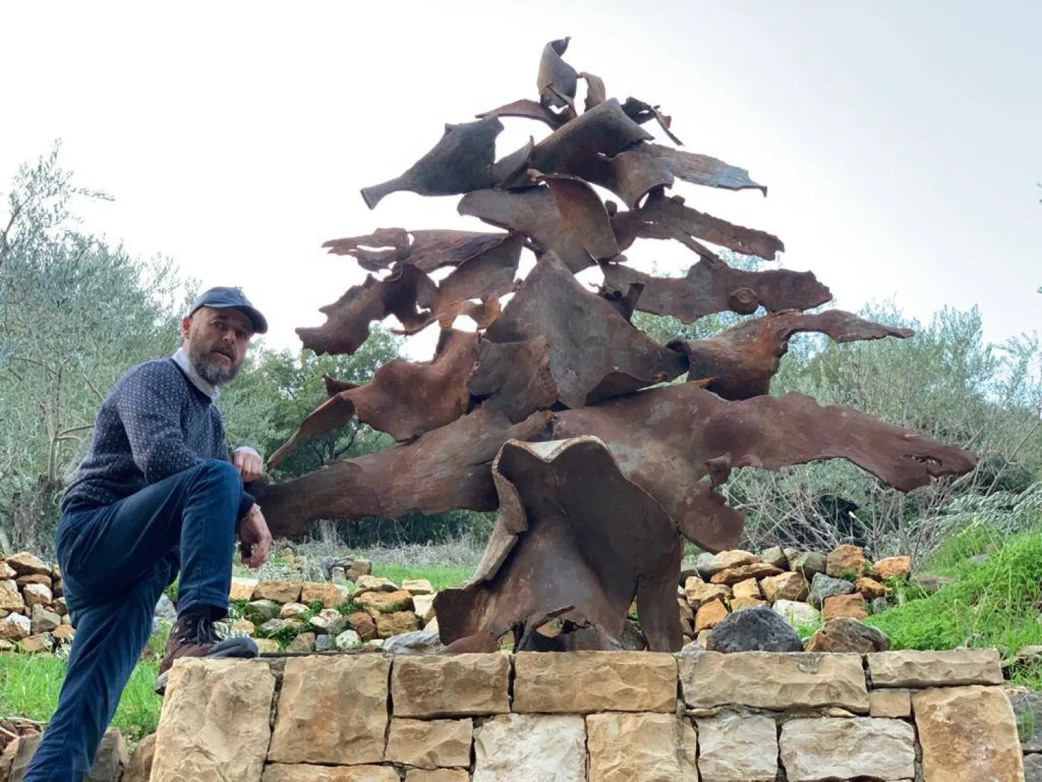 أرزة لبنان نحتها شارل نصار من شظايا القذائف (مصدرها شارل نصار)